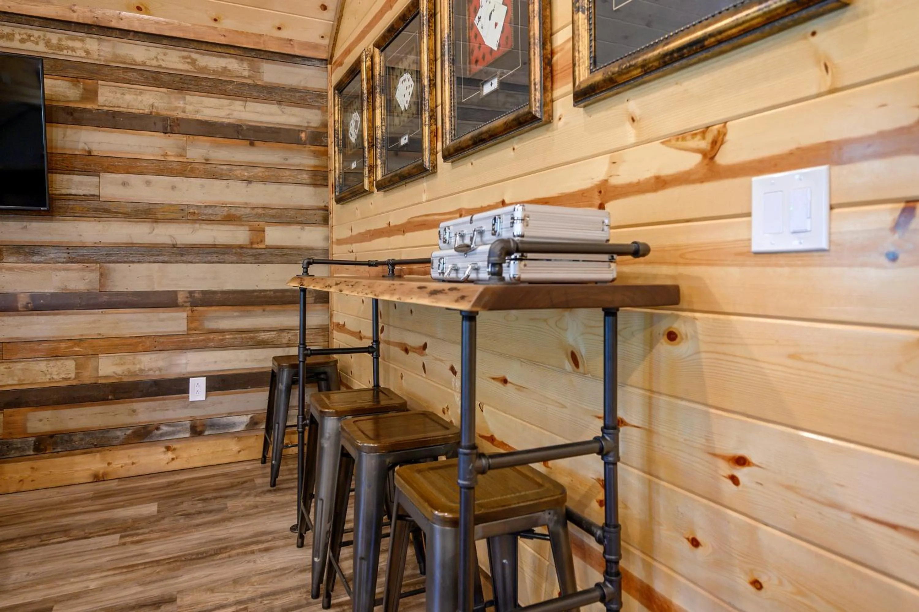 The Nomi Lodge - Sleeps 28 - Gorgeous Rustic Cabin, Centrally Located, Tons of Amenities