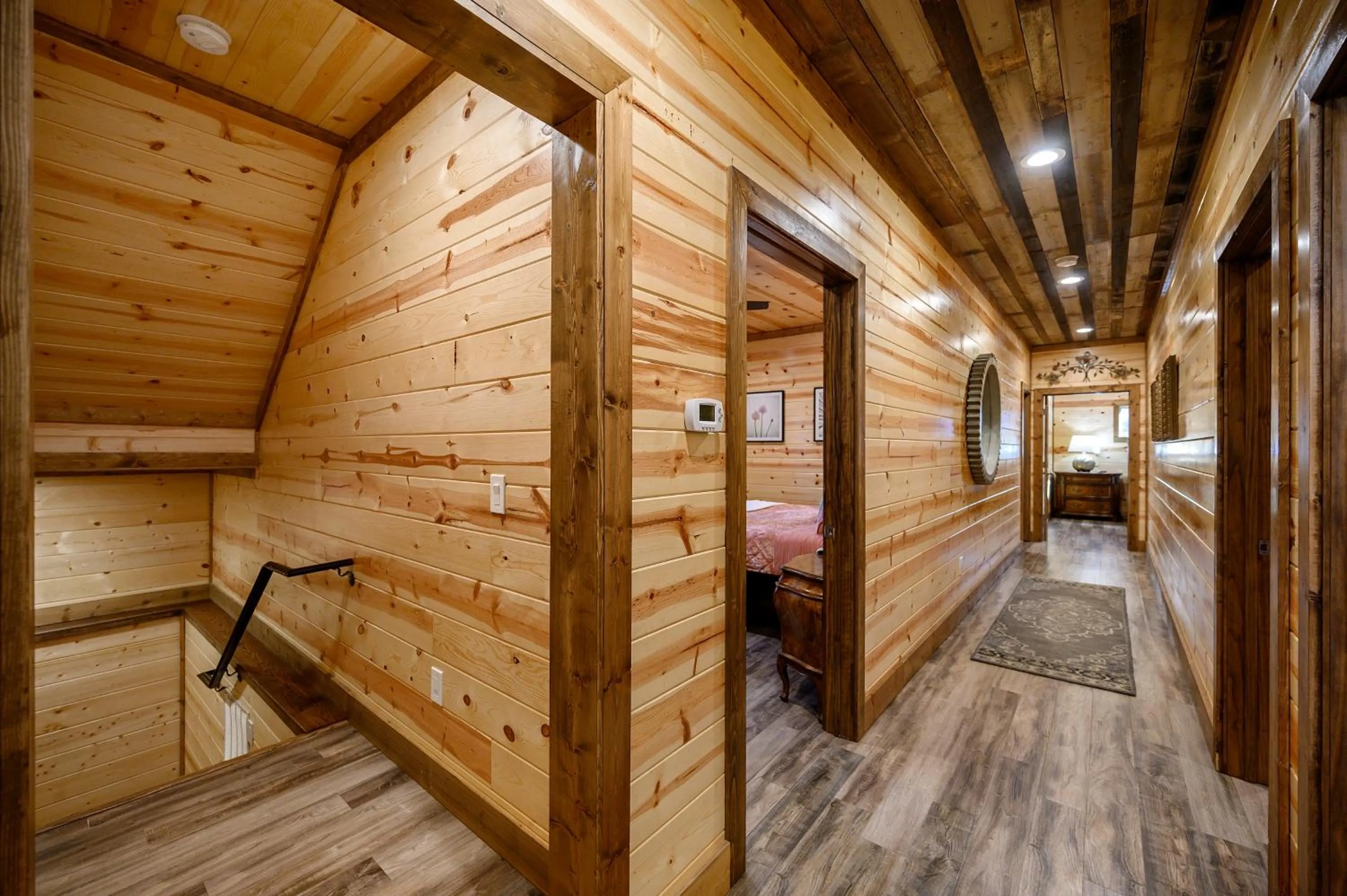 The Nomi Lodge - Sleeps 28 - Gorgeous Rustic Cabin, Centrally Located, Tons of Amenities