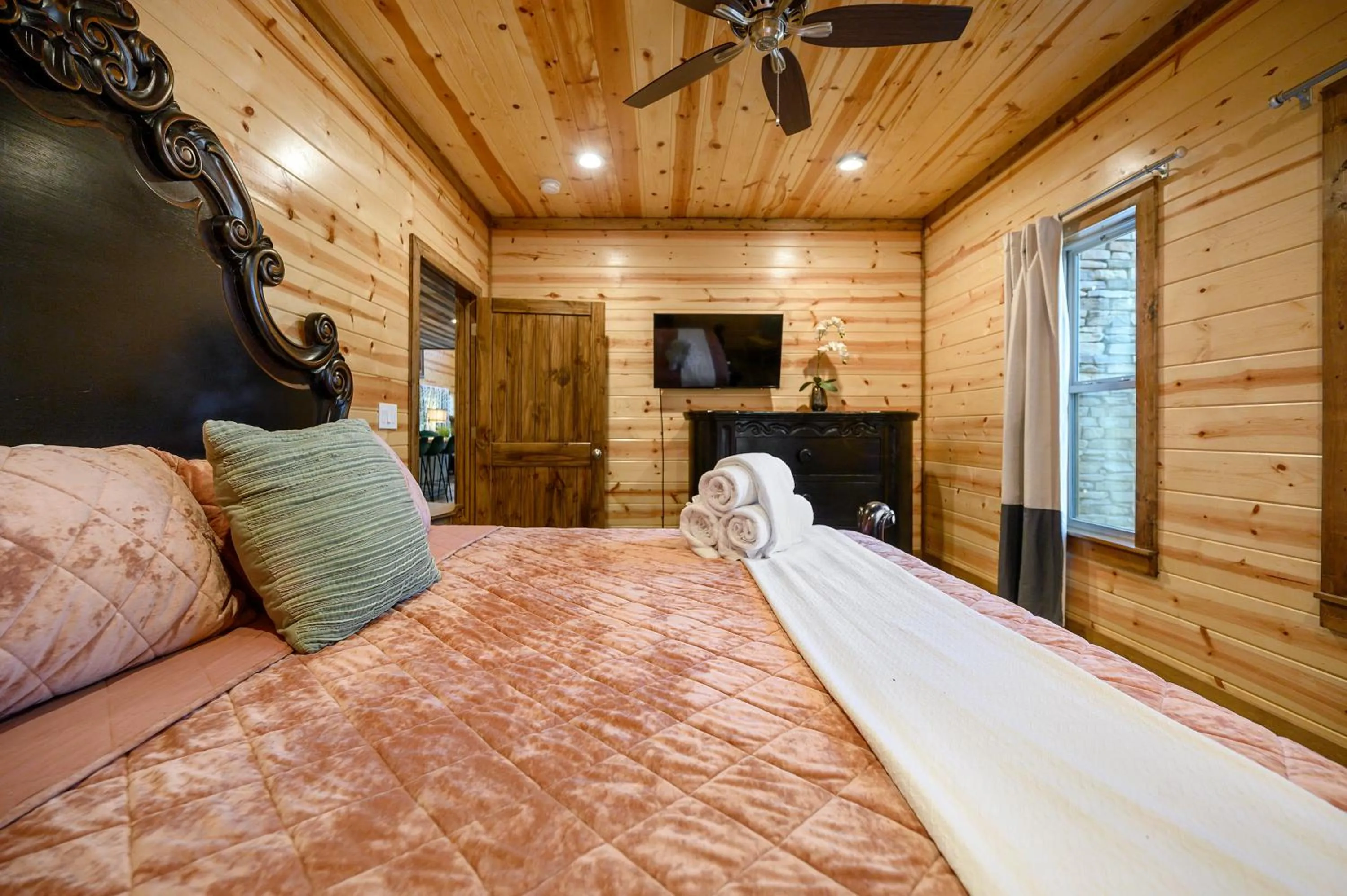 Bed in The Nomi Lodge - Sleeps 28 - Gorgeous Rustic Cabin, Centrally Located, Tons of Amenities