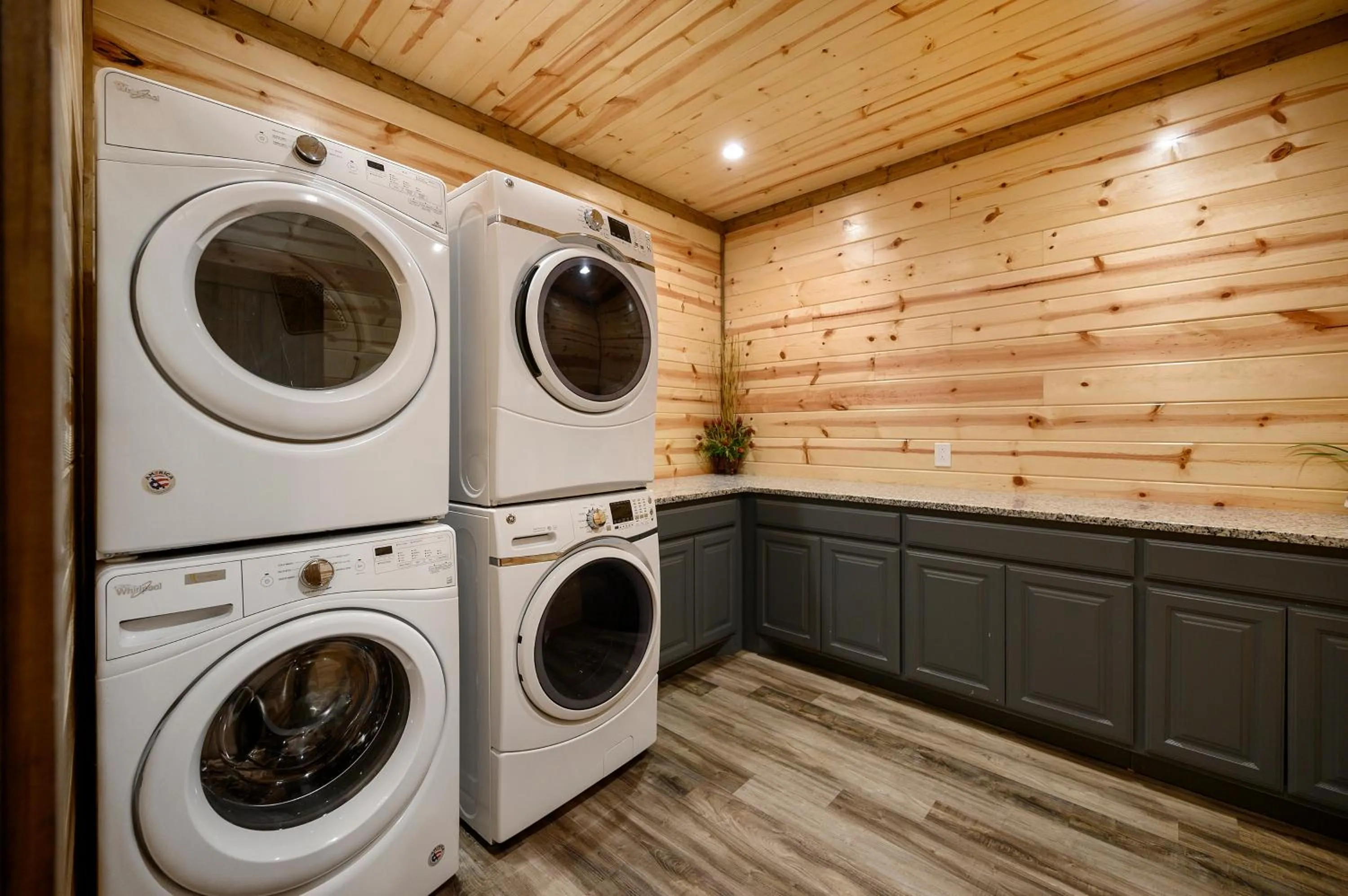 The Nomi Lodge - Sleeps 28 - Gorgeous Rustic Cabin, Centrally Located, Tons of Amenities