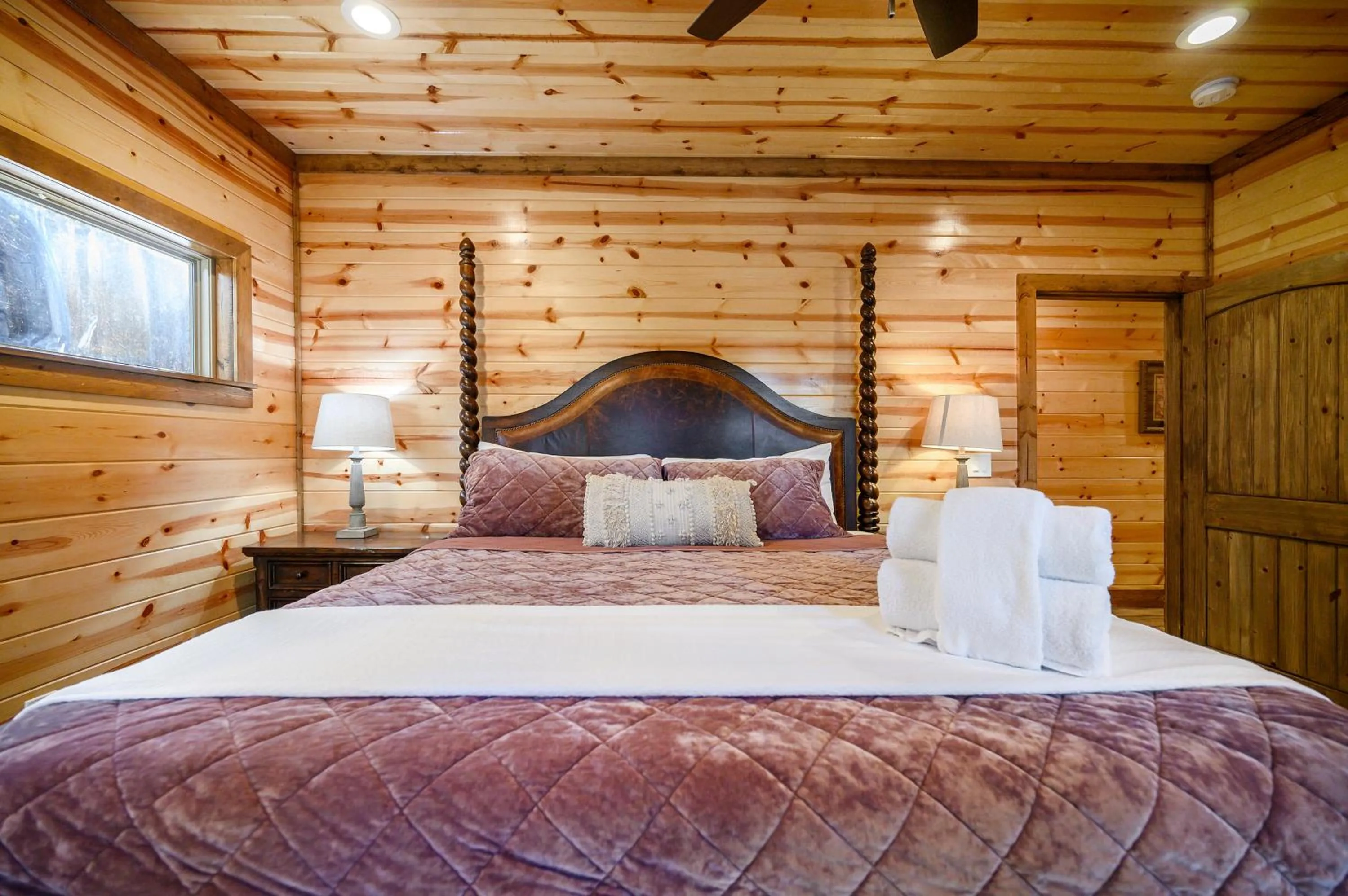 Bed in The Nomi Lodge - Sleeps 28 - Gorgeous Rustic Cabin, Centrally Located, Tons of Amenities