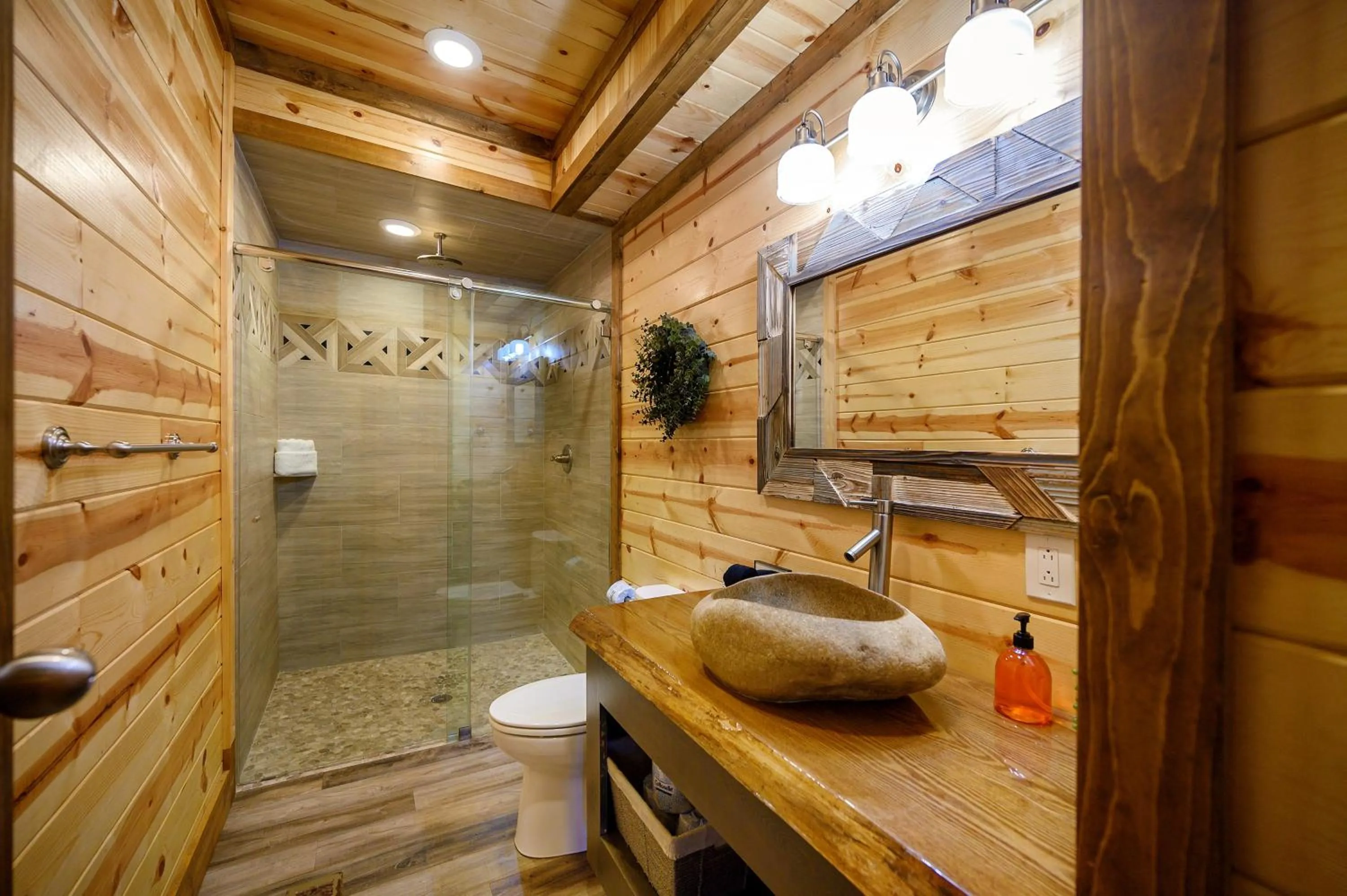 The Nomi Lodge - Sleeps 28 - Gorgeous Rustic Cabin, Centrally Located, Tons of Amenities