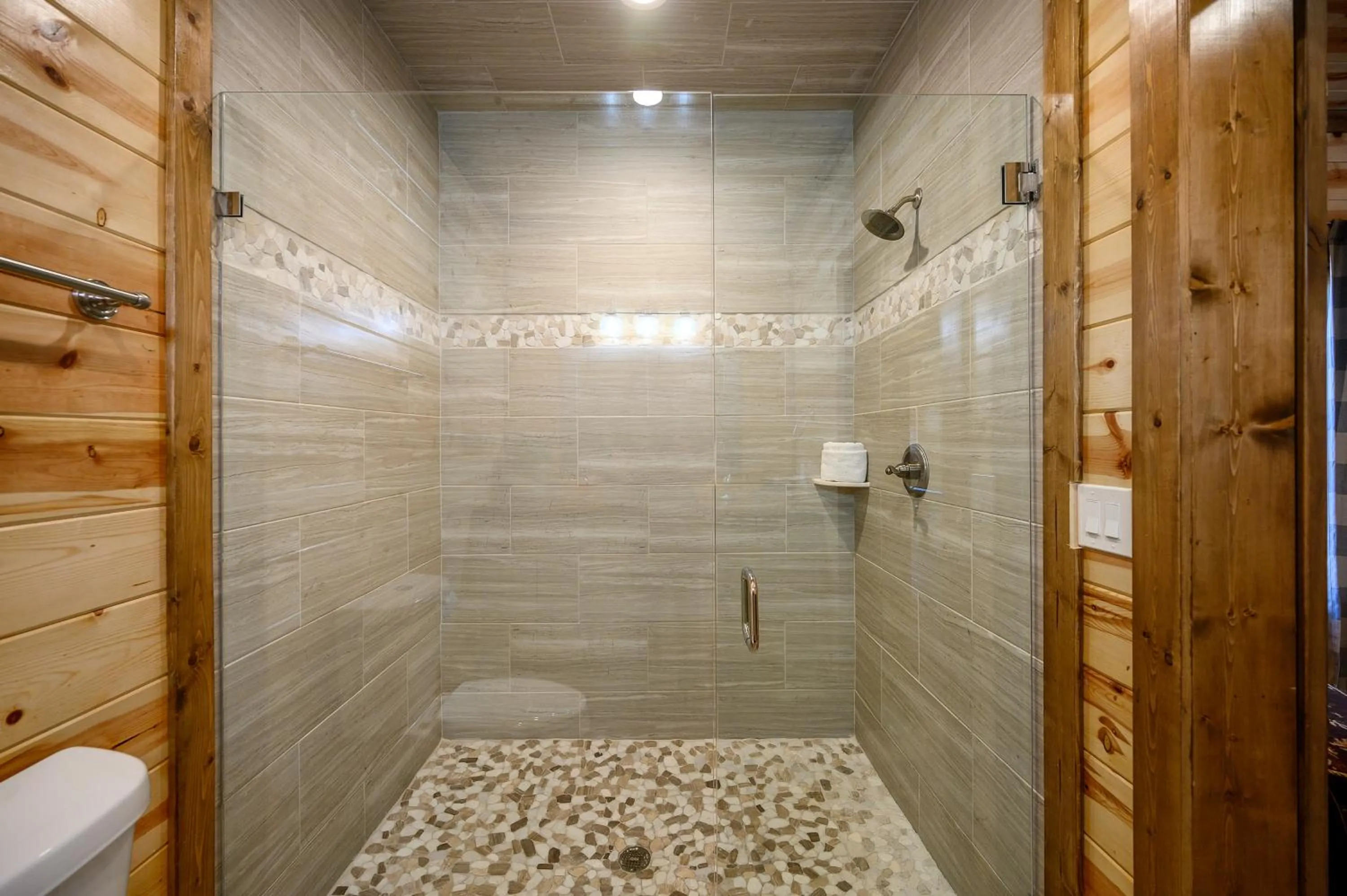 The Nomi Lodge - Sleeps 28 - Gorgeous Rustic Cabin, Centrally Located, Tons of Amenities