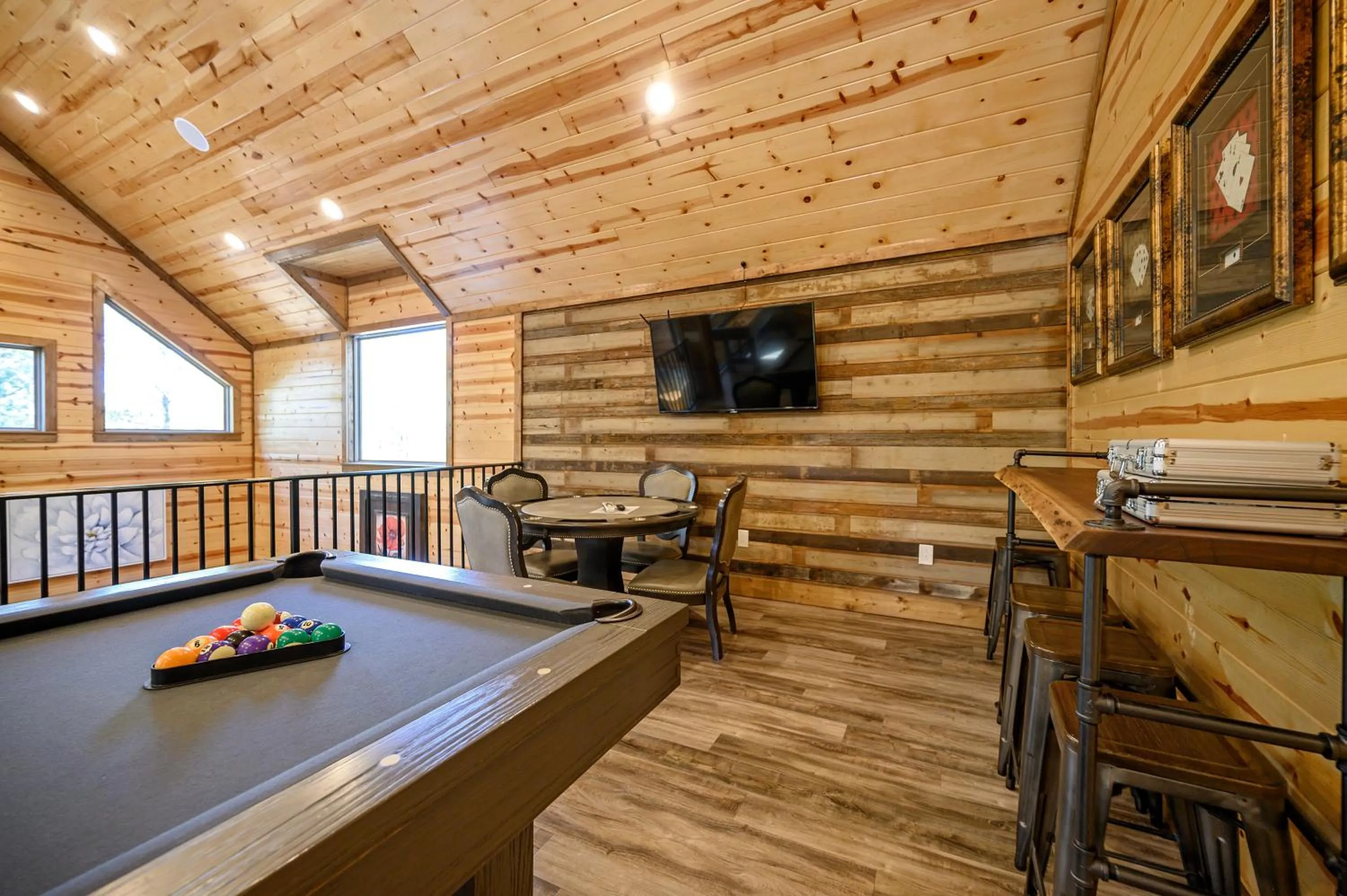 The Nomi Lodge - Sleeps 28 - Gorgeous Rustic Cabin, Centrally Located, Tons of Amenities