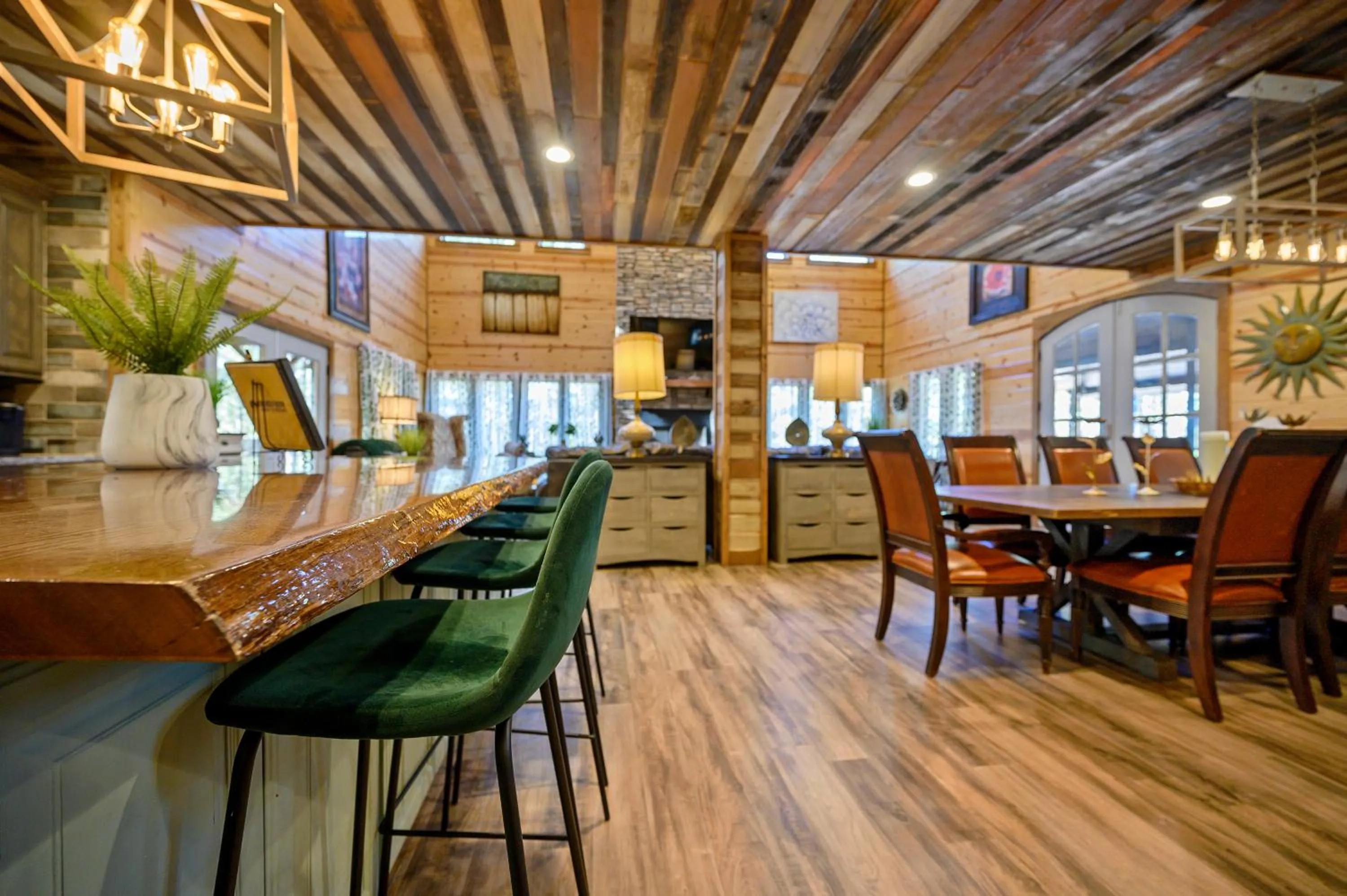 The Nomi Lodge - Sleeps 28 - Gorgeous Rustic Cabin, Centrally Located, Tons of Amenities
