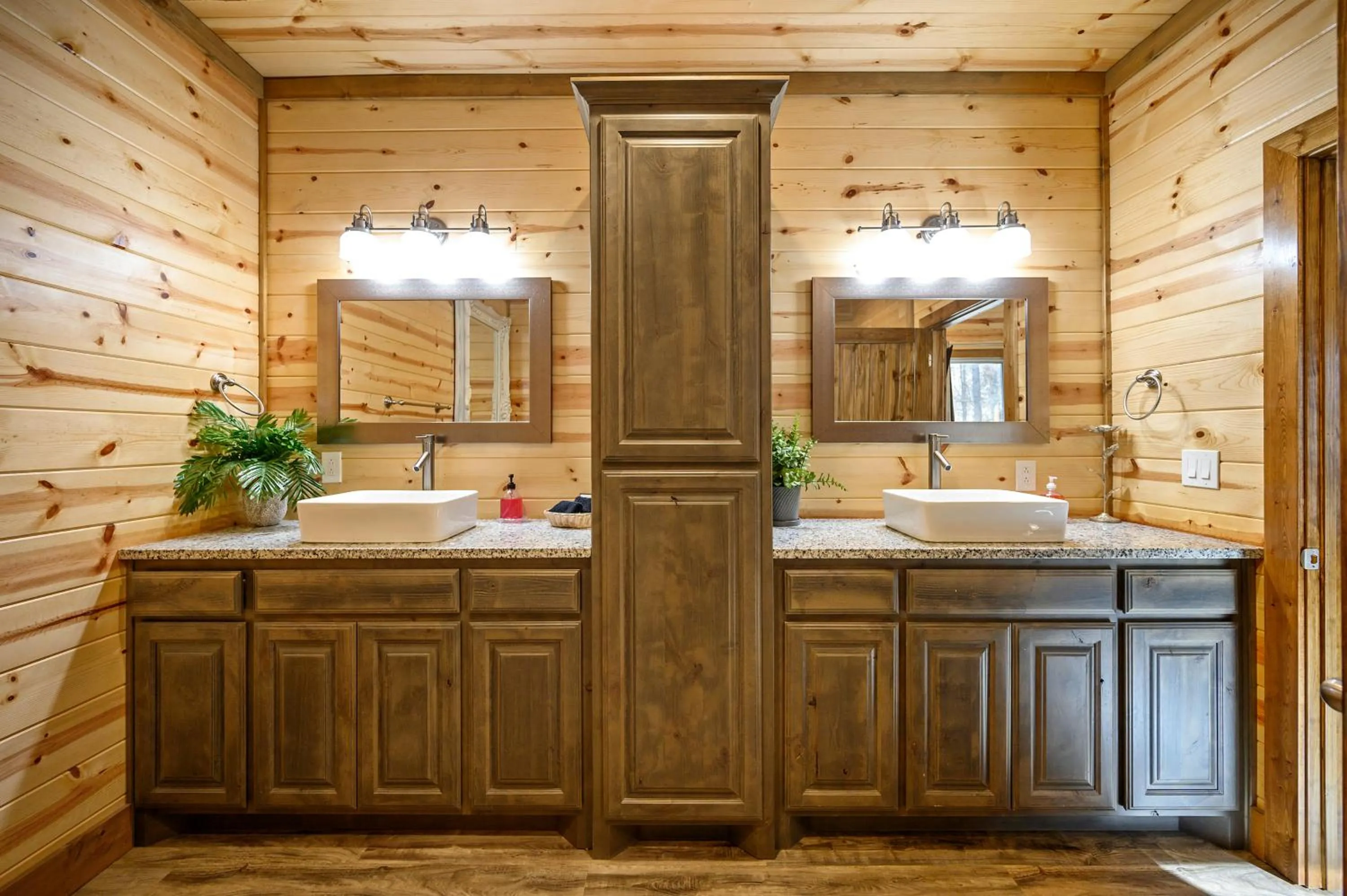 The Nomi Lodge - Sleeps 28 - Gorgeous Rustic Cabin, Centrally Located, Tons of Amenities