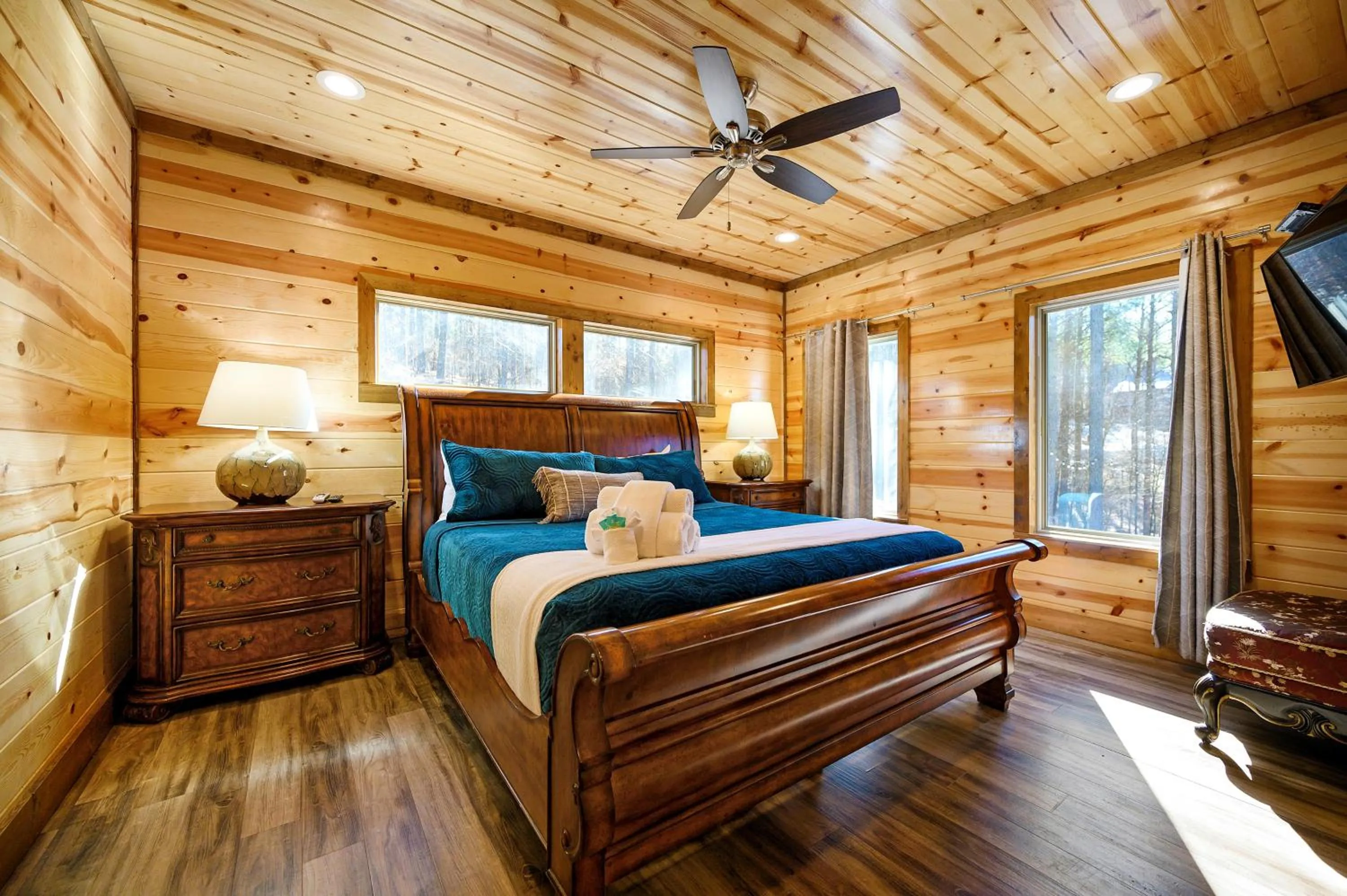 Bed in The Nomi Lodge - Sleeps 28 - Gorgeous Rustic Cabin, Centrally Located, Tons of Amenities