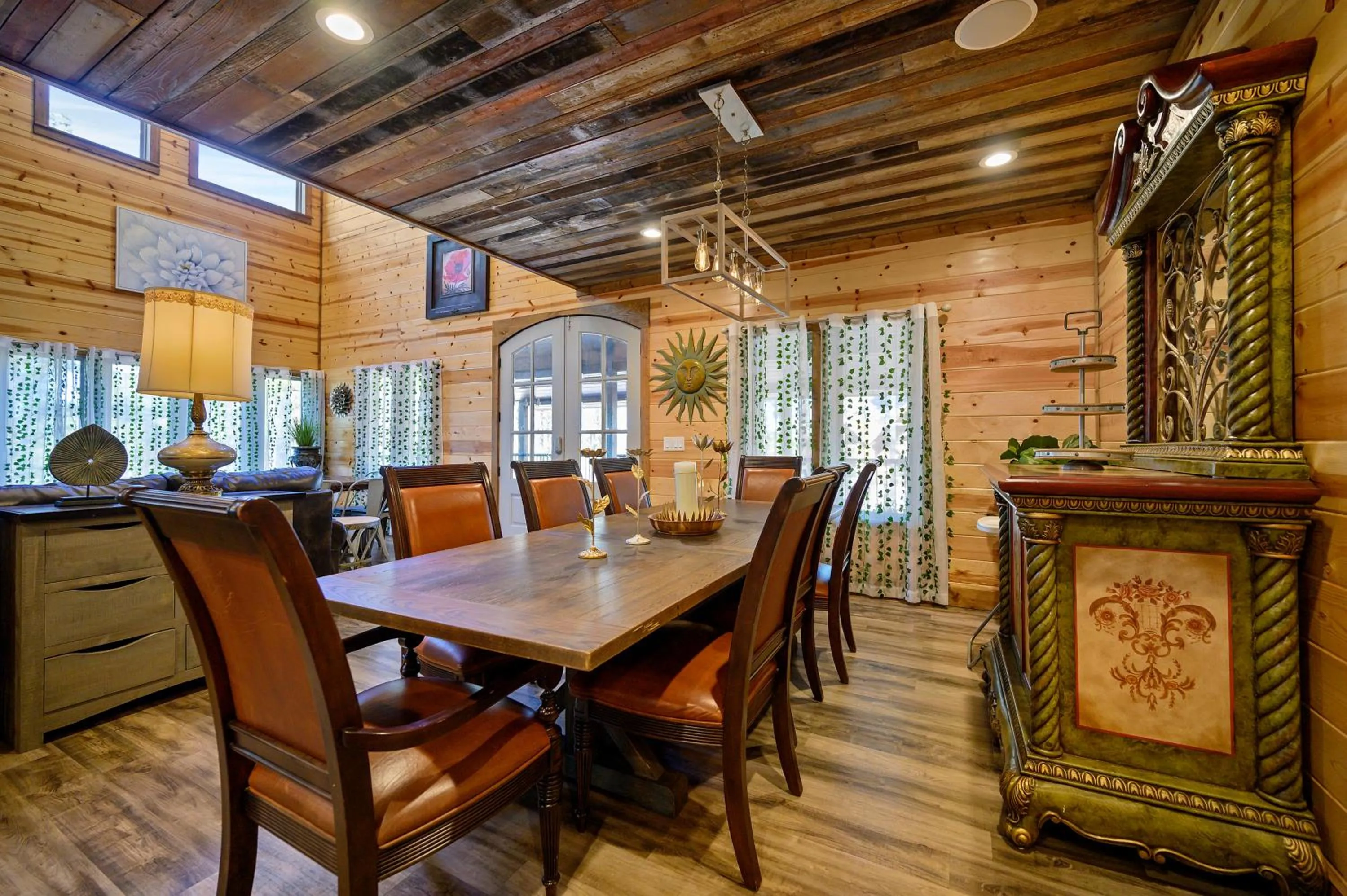 Dining area in The Nomi Lodge - Sleeps 28 - Gorgeous Rustic Cabin, Centrally Located, Tons of Amenities