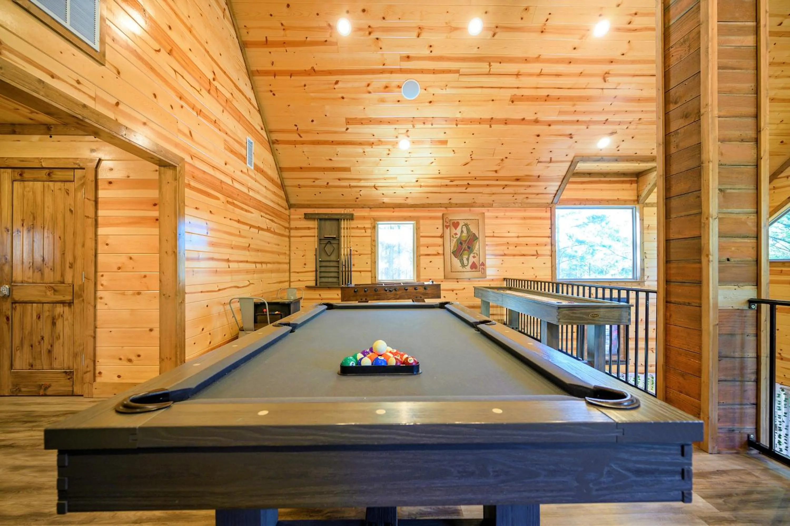 The Nomi Lodge - Sleeps 28 - Gorgeous Rustic Cabin, Centrally Located, Tons of Amenities