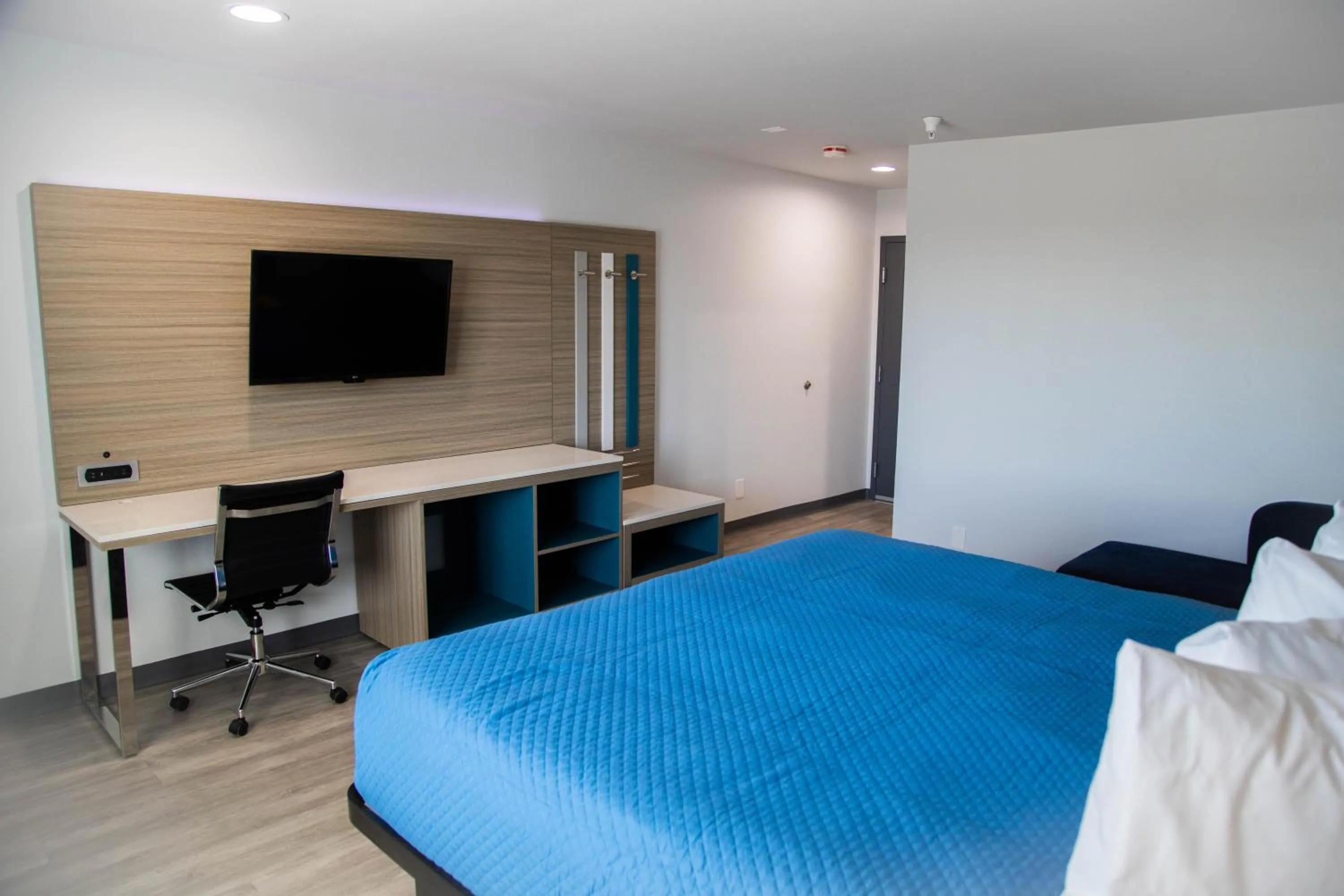 Bed in Pico Rivera Inn and Suites