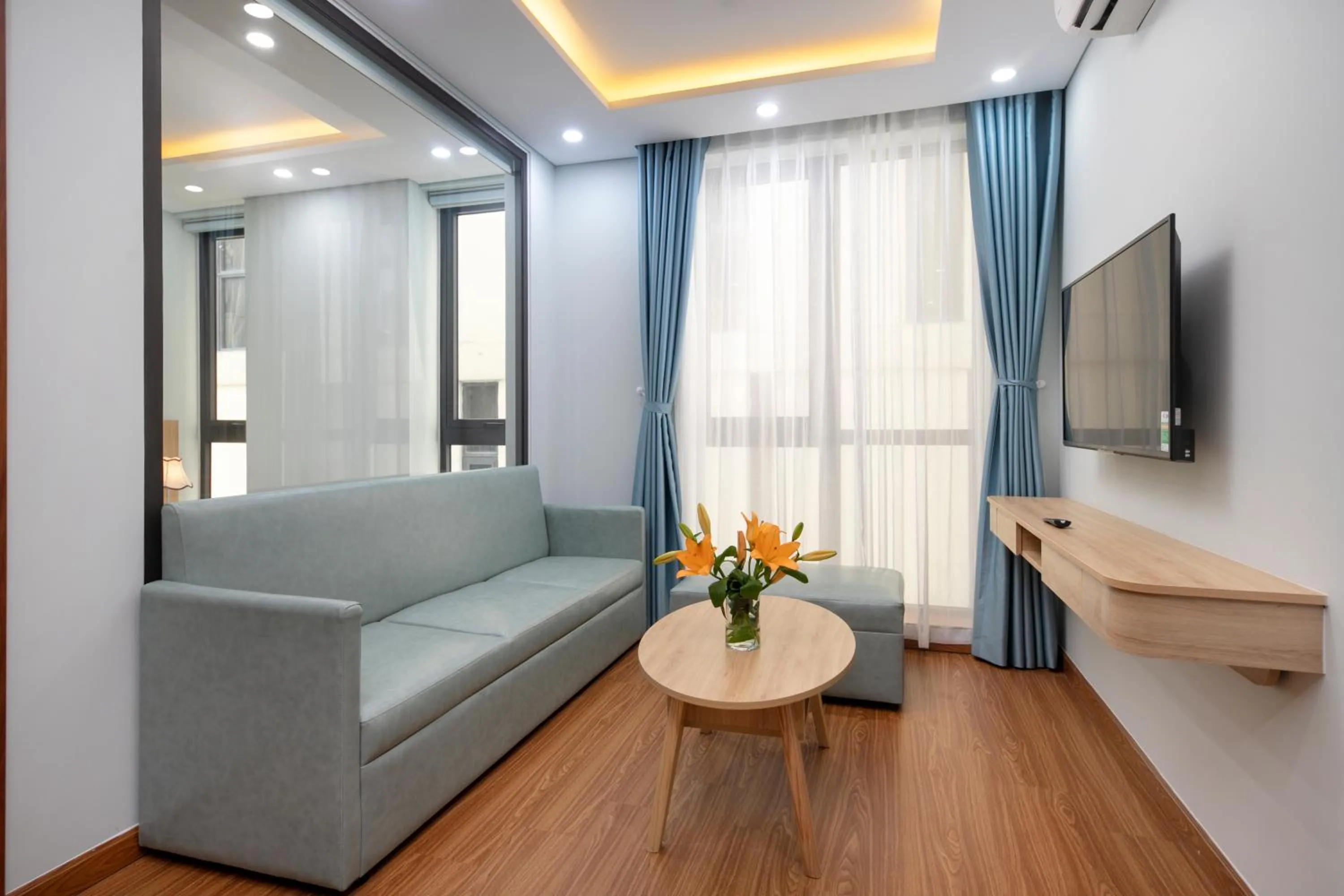 TV and multimedia in Hummer Hotel & Apartment Da Nang Beach