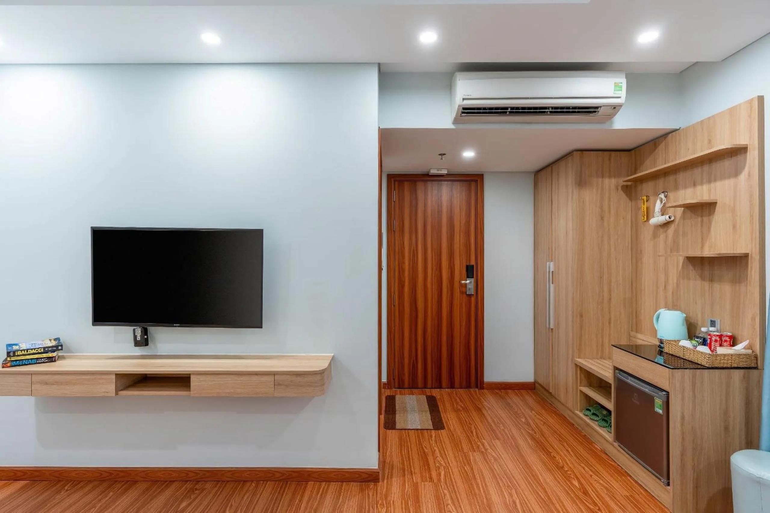 Communal lounge/ TV room in Hummer Hotel & Apartment Da Nang Beach