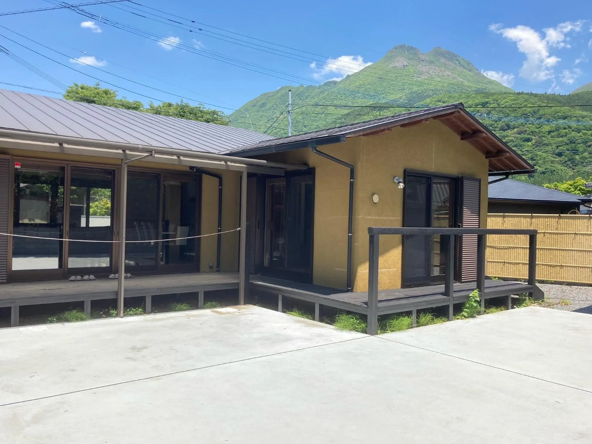 Inner courtyard view in YUFUIN YUKI-AN