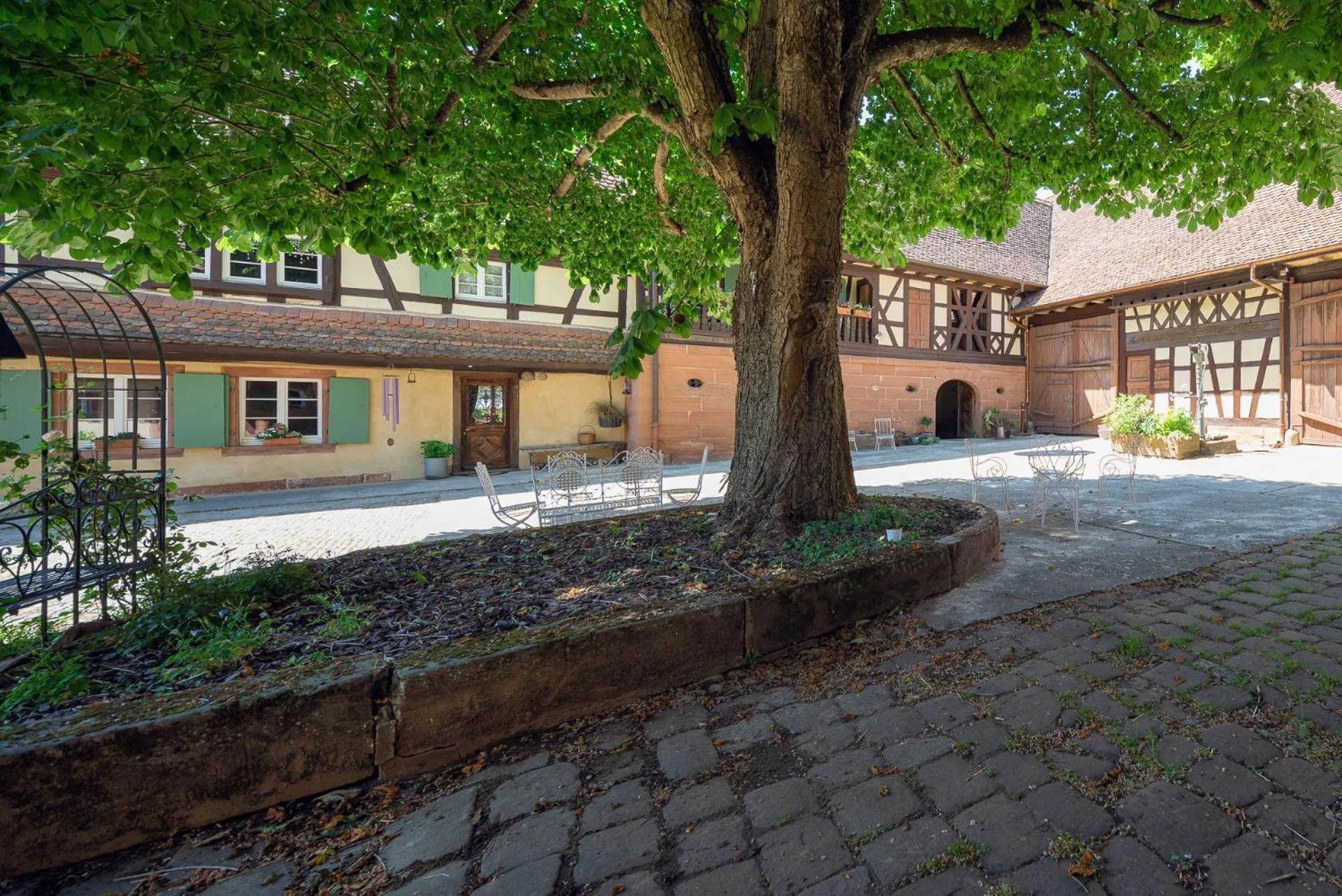 Property building in Au Fil du Temps