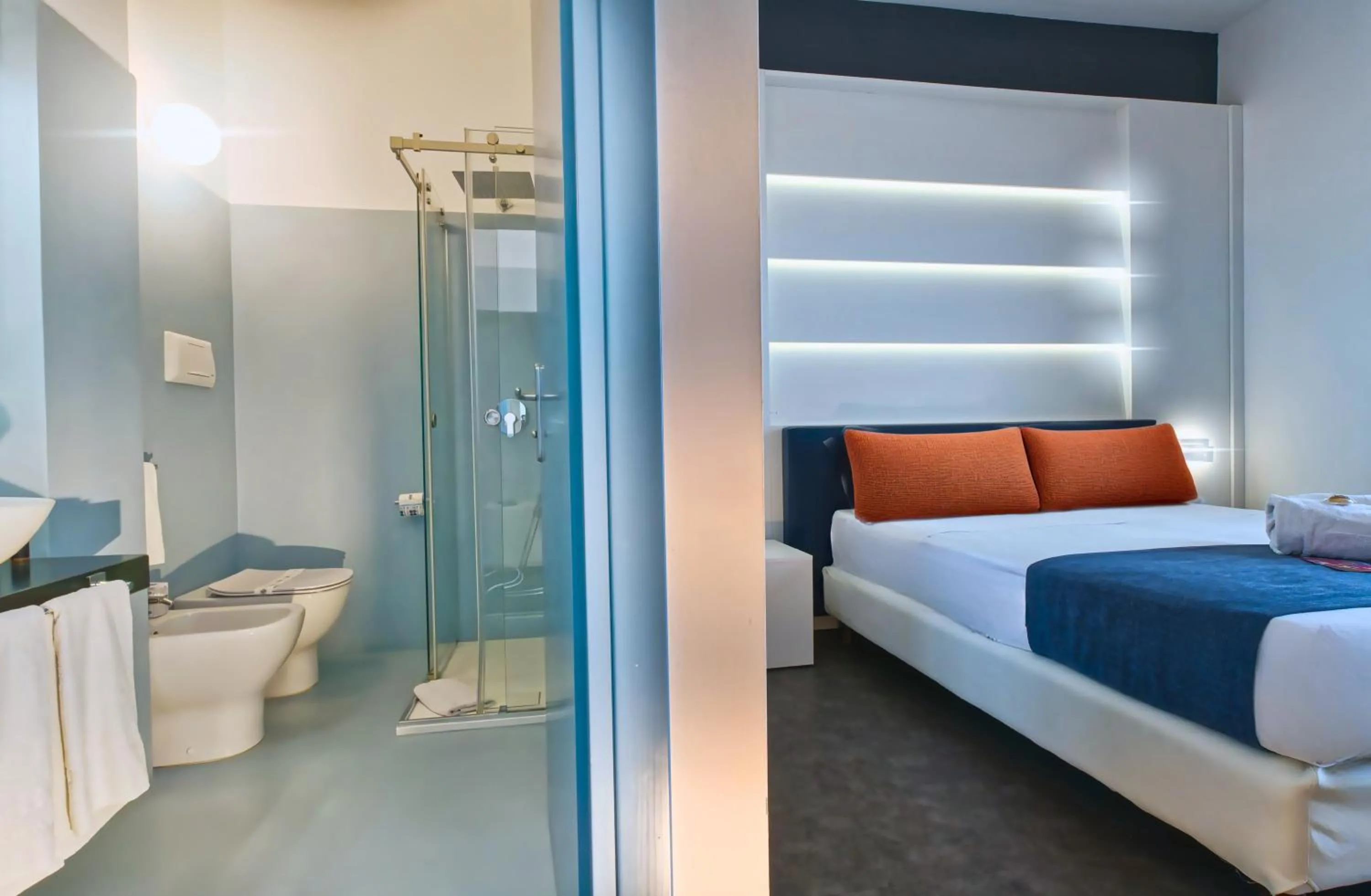 Shower, Bed in Hotel La Battigia