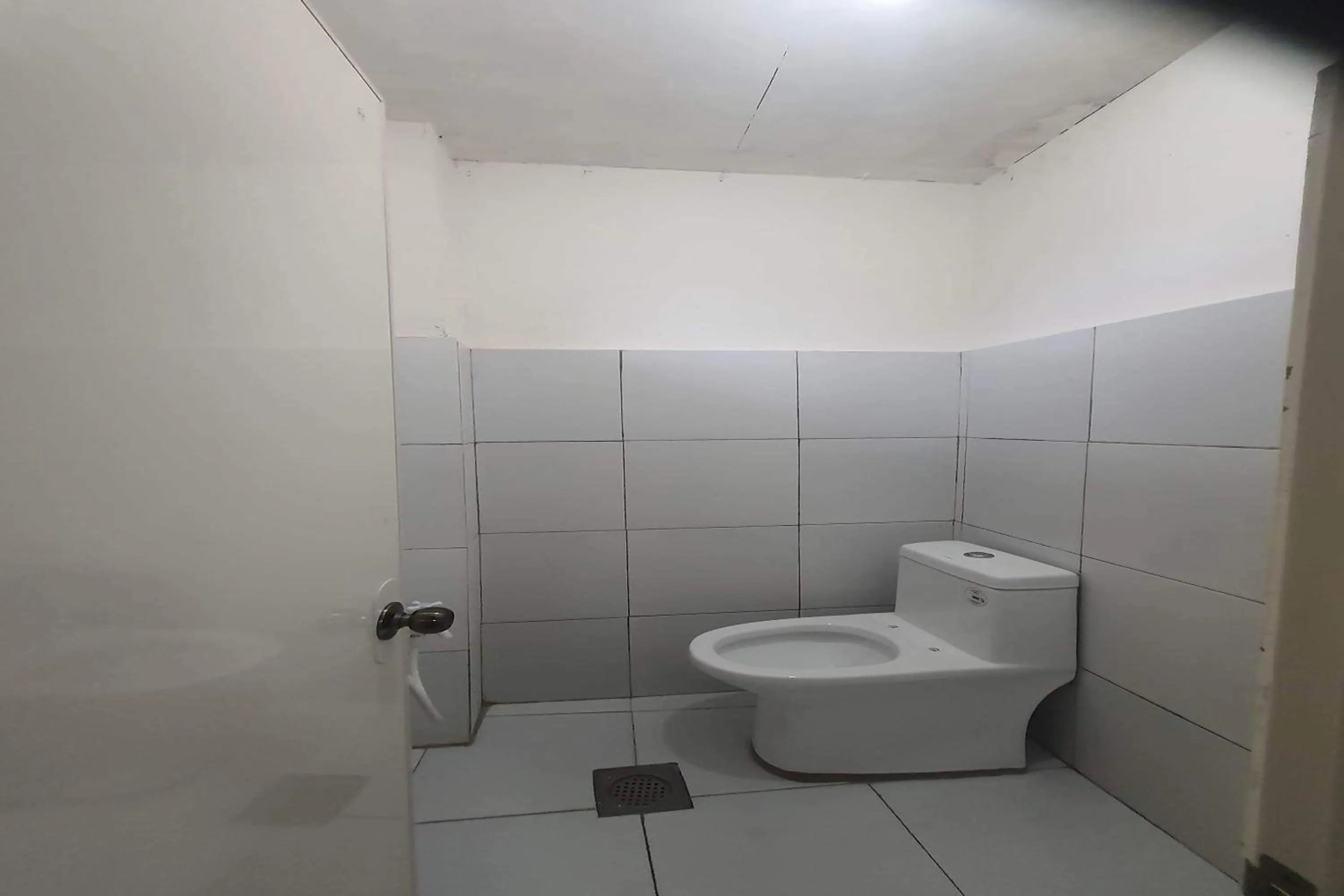 Toilet in Bohol Transient Lruy near Panglao Beach