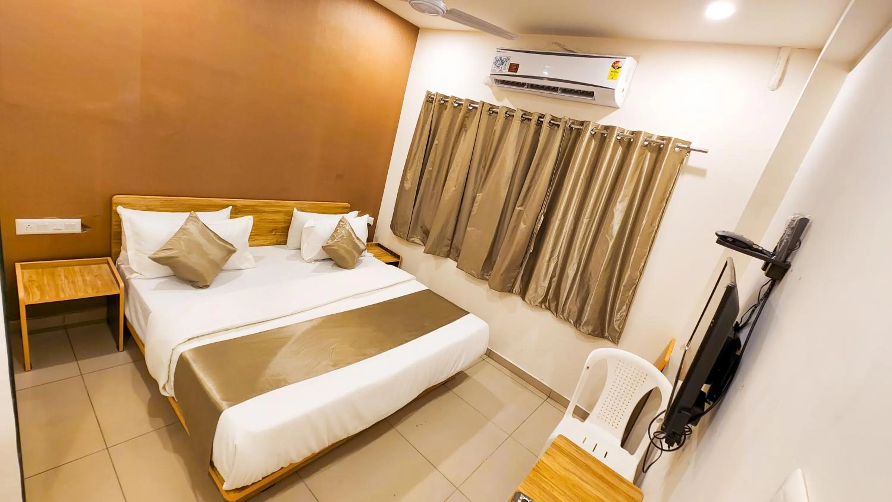 Bed in Hotel Nova Shine