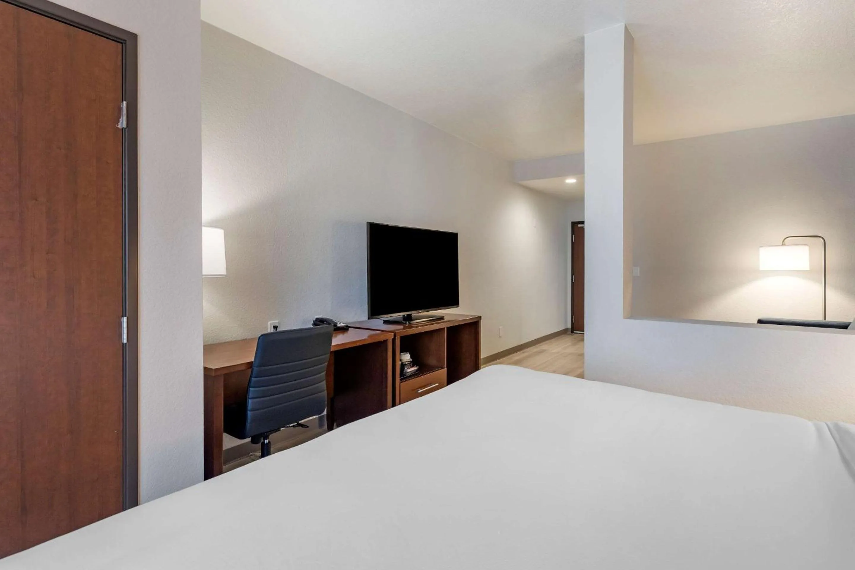 Bedroom, Bed in Comfort Inn & Suites Bennett