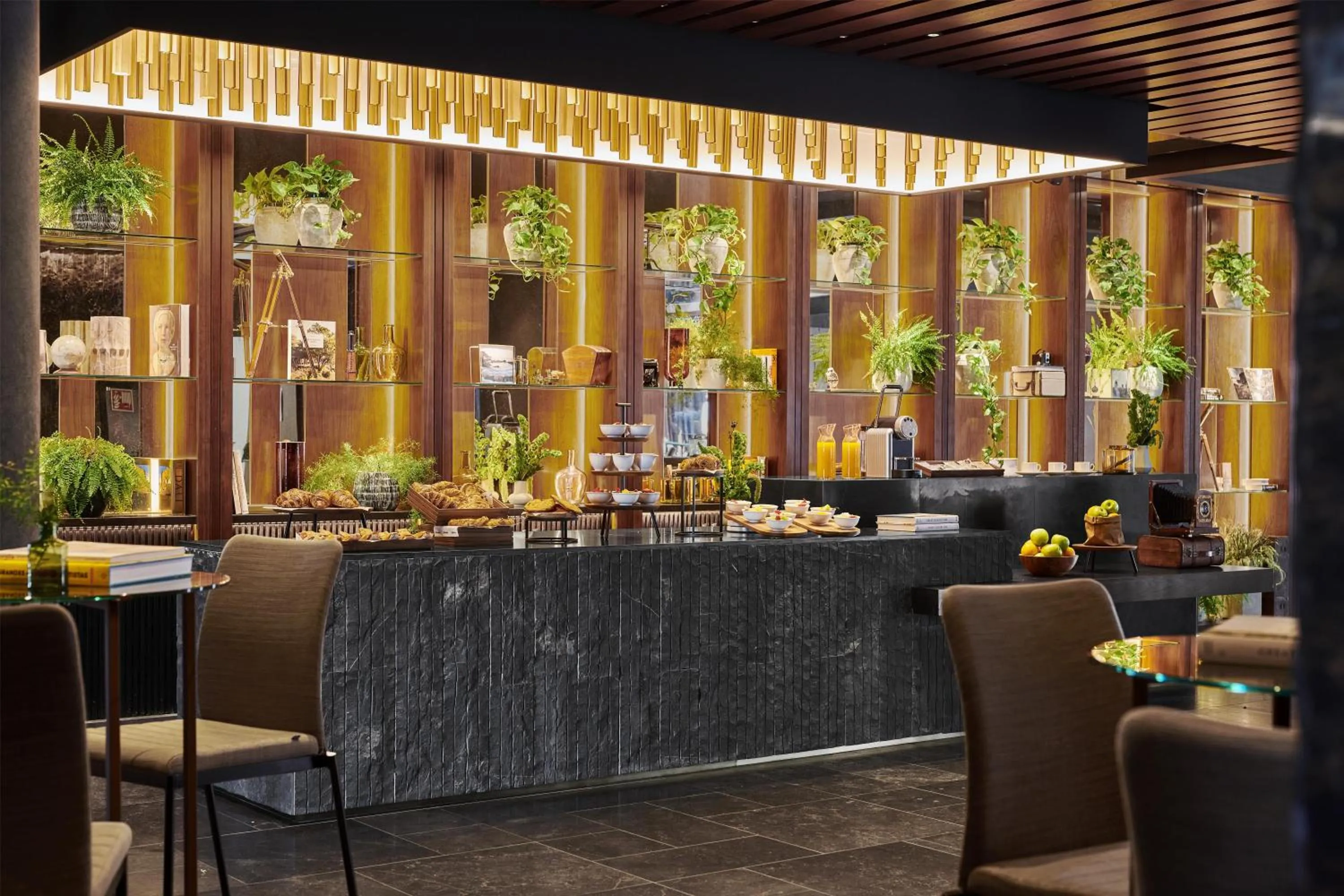Lounge or bar in Thompson Madrid, by Hyatt