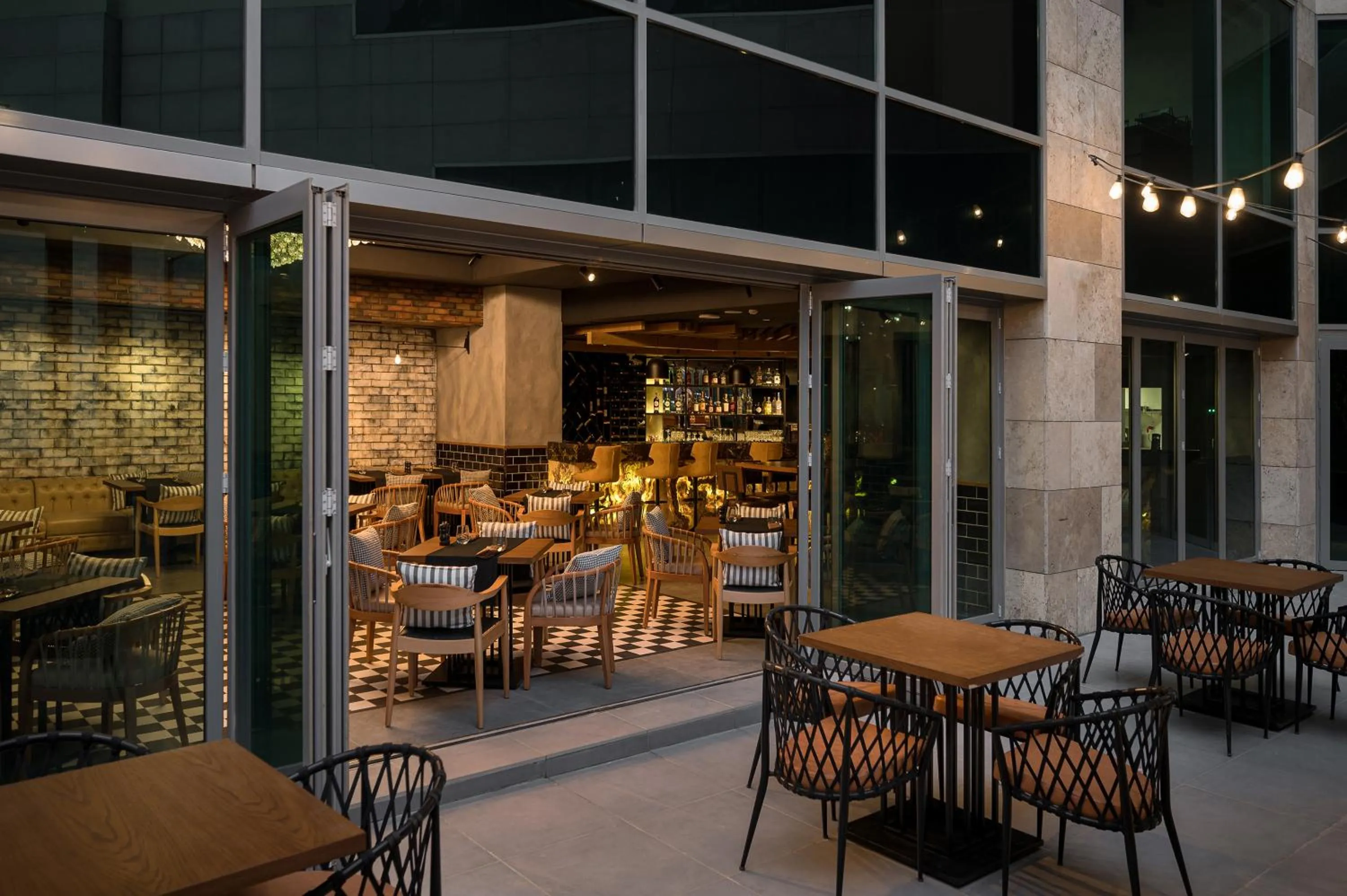 Restaurant/places to eat in Radisson Hotel & Residences Erbil