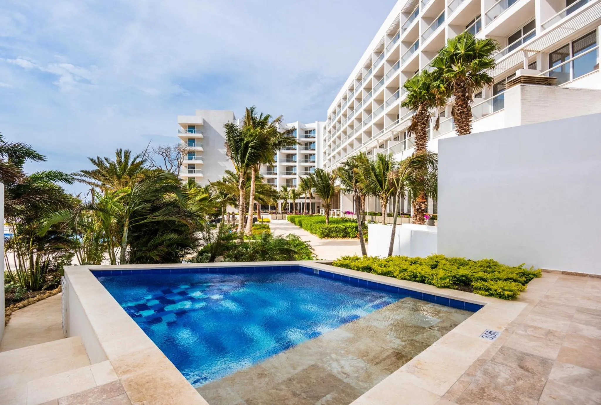 Swimming pool in Dreams Karibana Cartagena Golf & Spa Resort