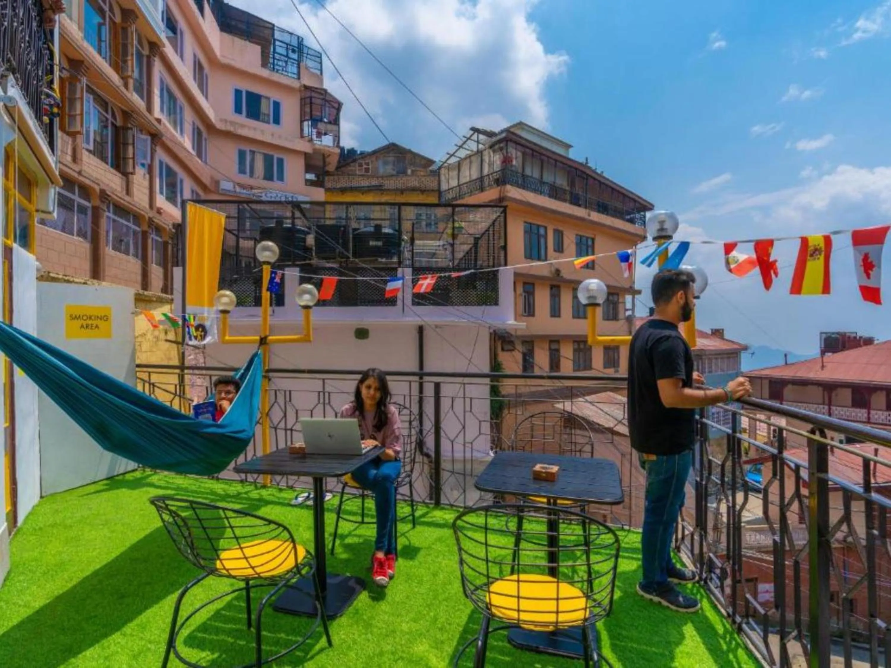 Restaurant/places to eat in The Hosteller Shimla