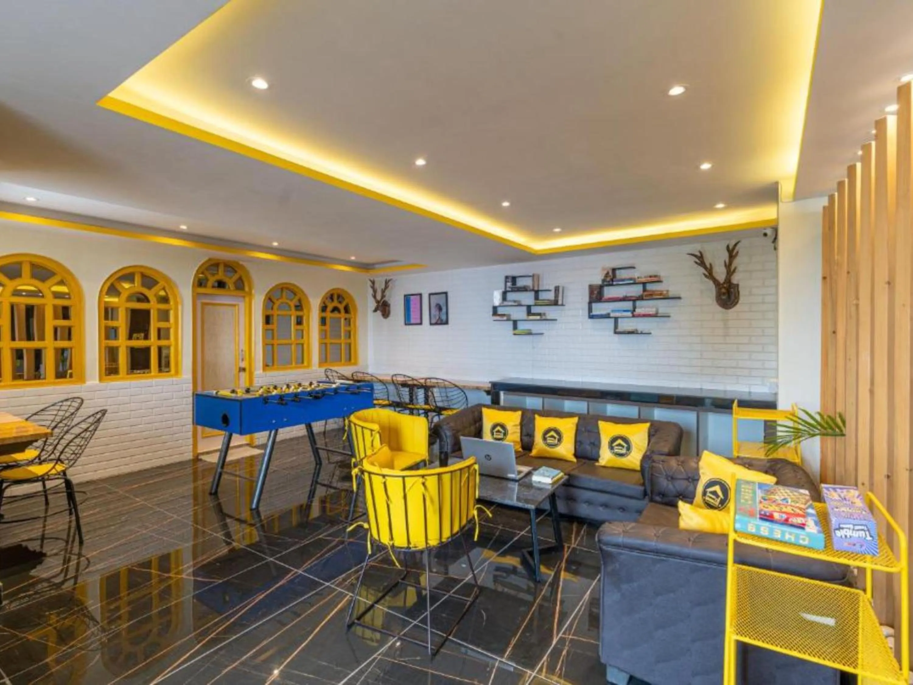 Restaurant/places to eat in The Hosteller Shimla