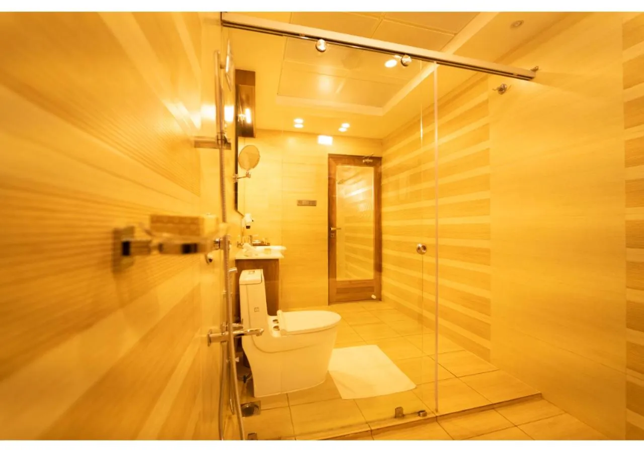 Shower in Chandys Drizzle Drops - Munnar Top Station