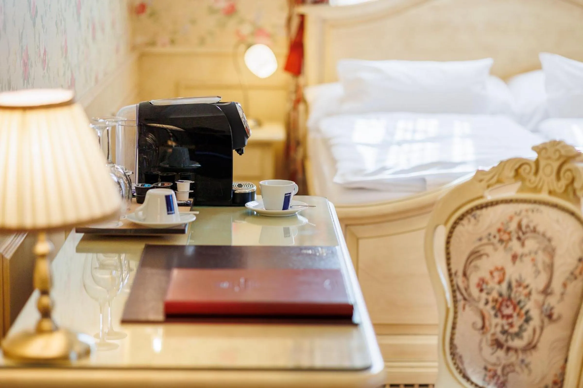 Coffee/tea facilities, Bed in Hotel Château Cihelny