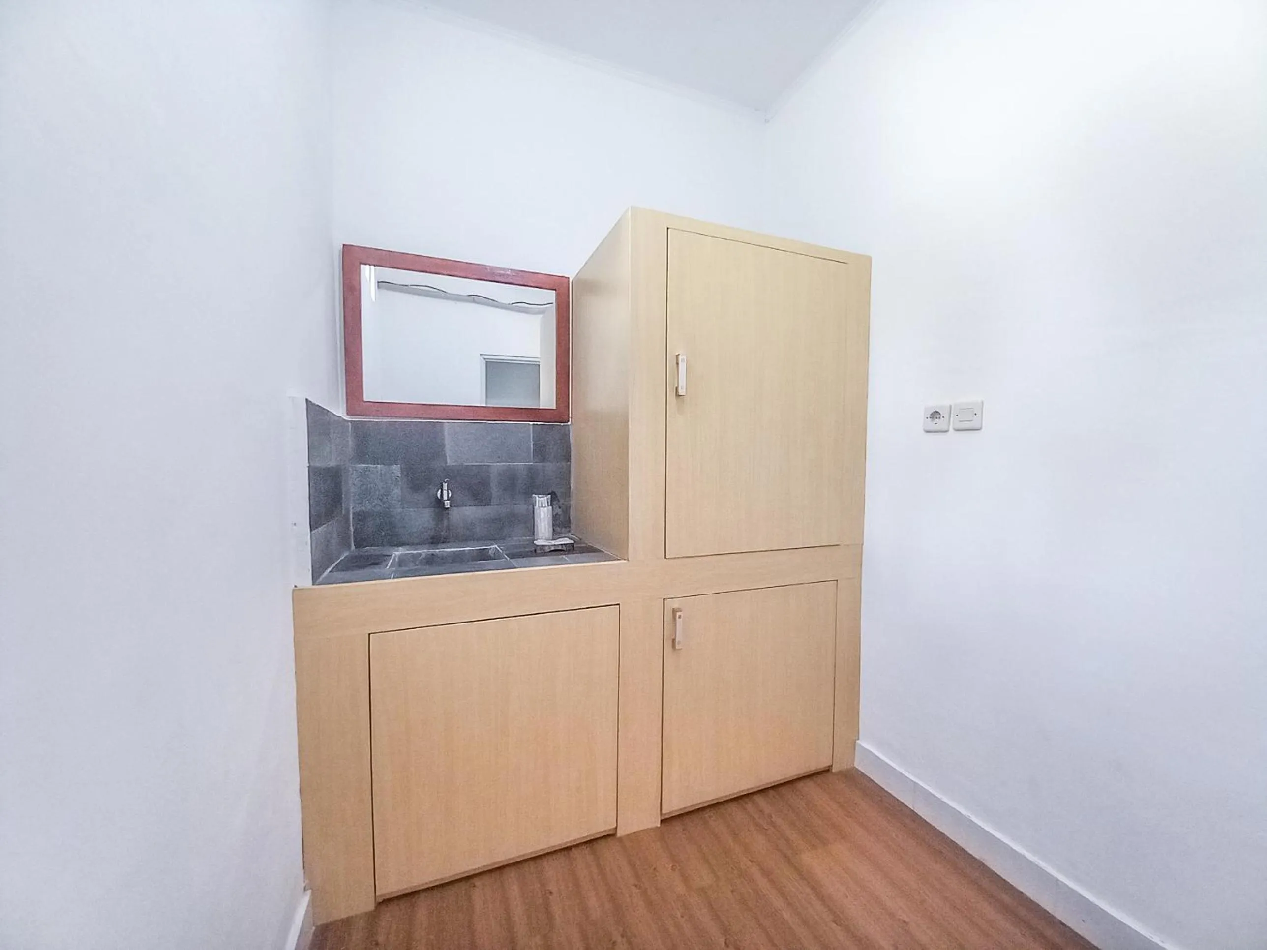 wardrobe in Abams Gili Air