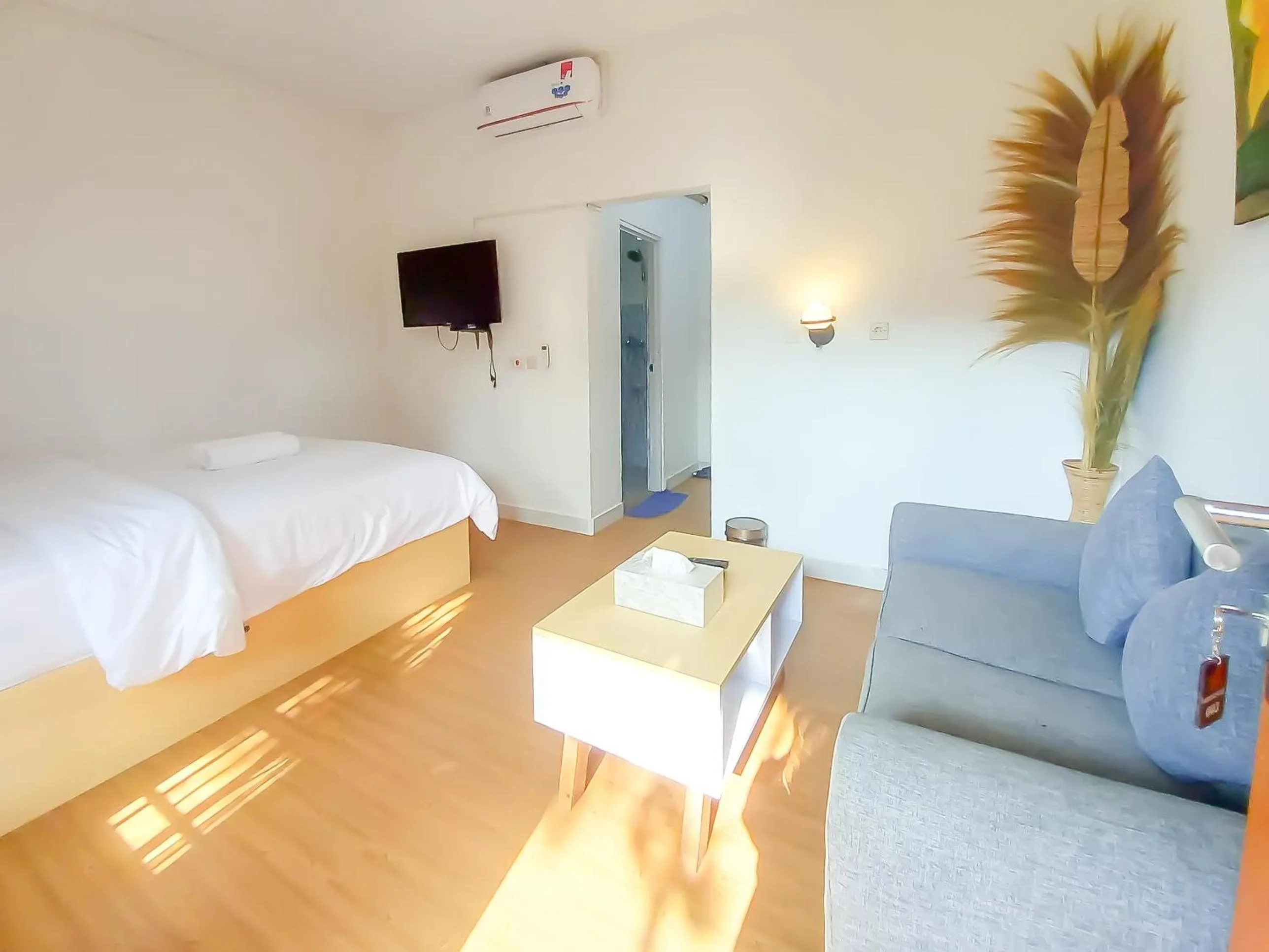 Communal lounge/ TV room, Bed in Abams Gili Air