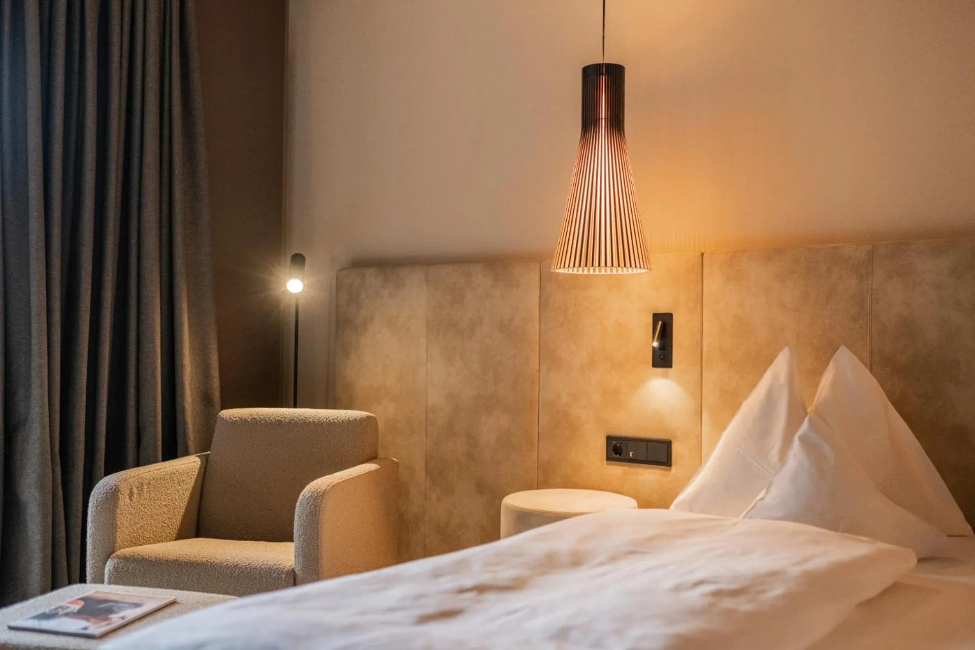 Seating area, Bed in Hotel Therme Meran - Terme Merano