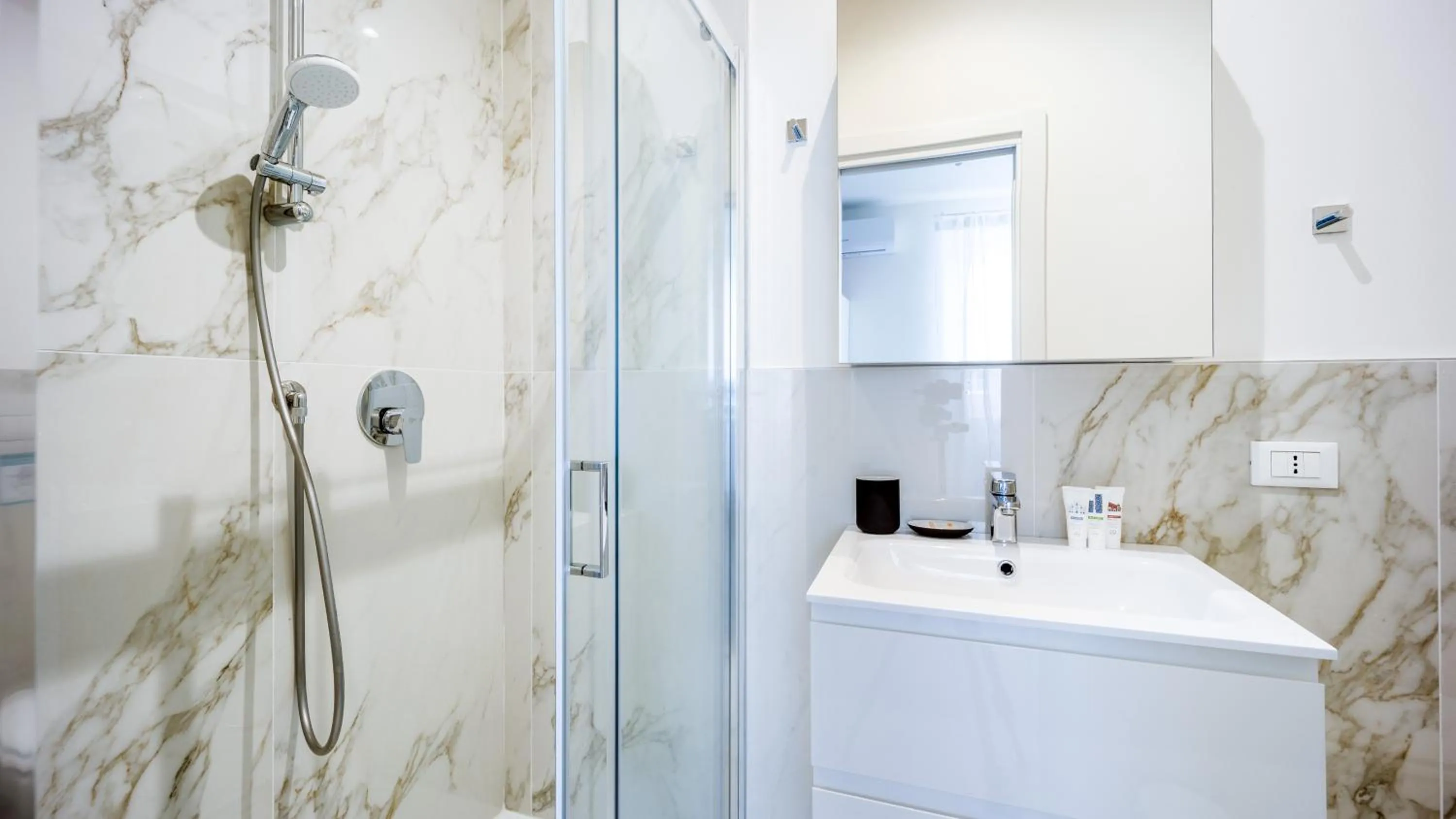 Italianway - The B Village Business