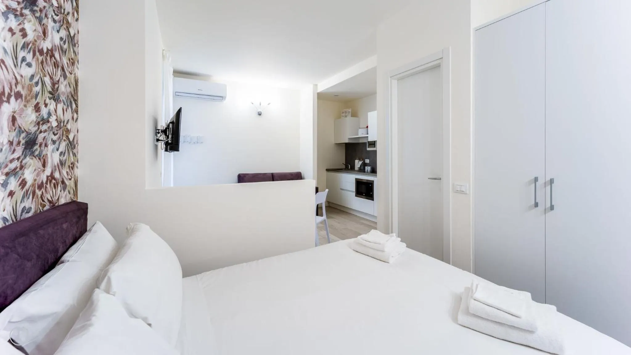 Bedroom, Bed in Italianway - The B Village Business