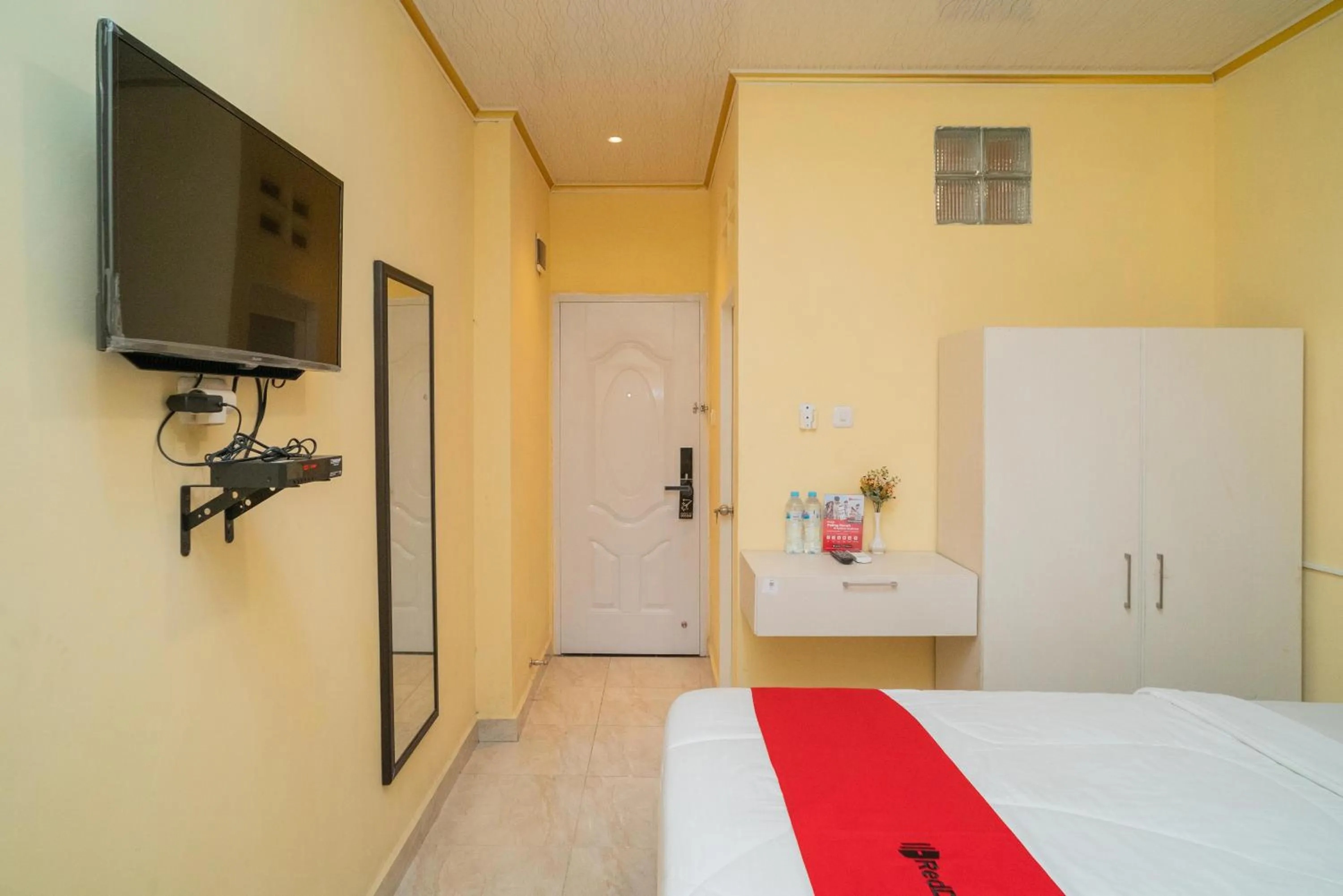 Bed in RedDoorz Plus Syariah near Pasar Turi