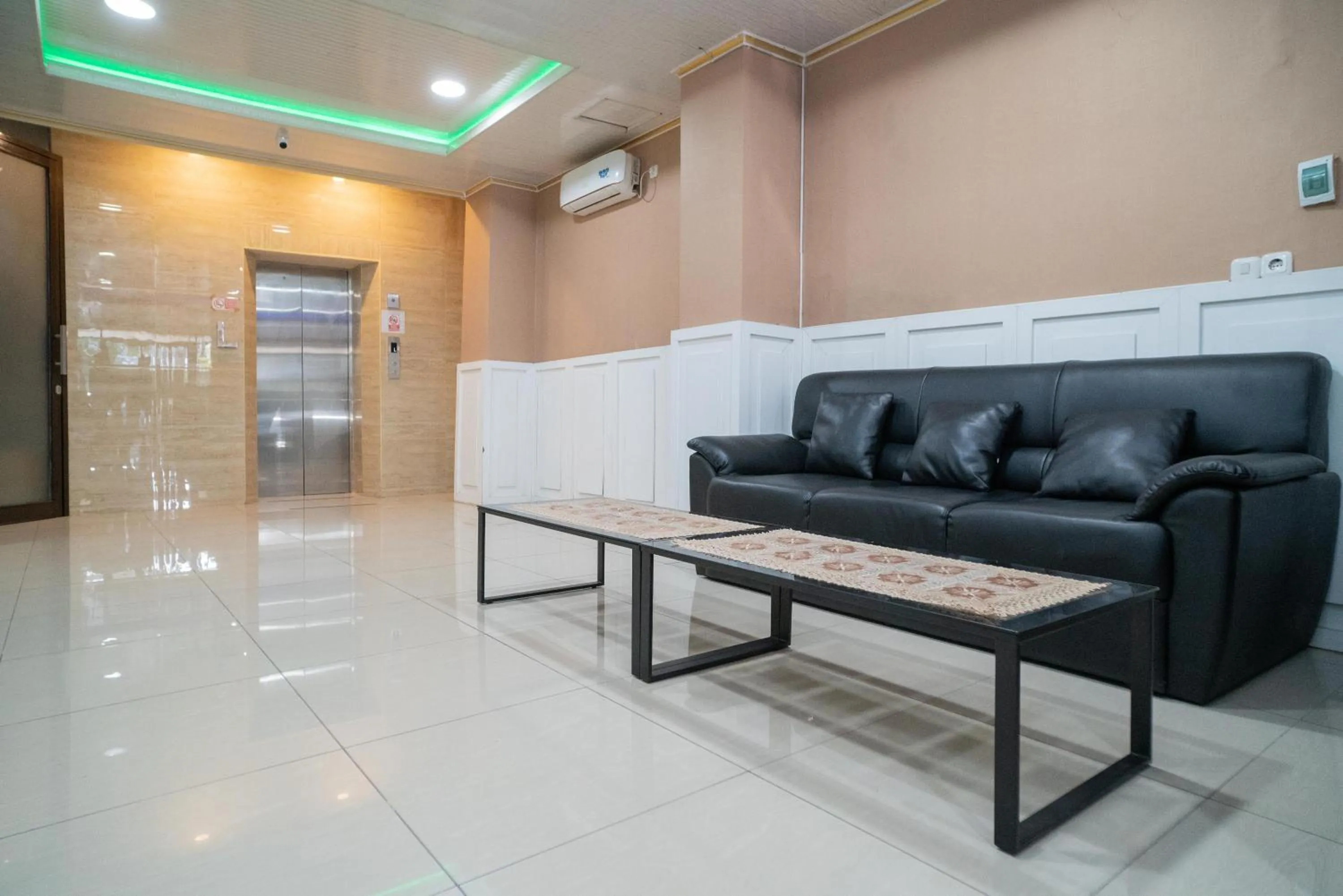 RedDoorz Plus Syariah near Pasar Turi