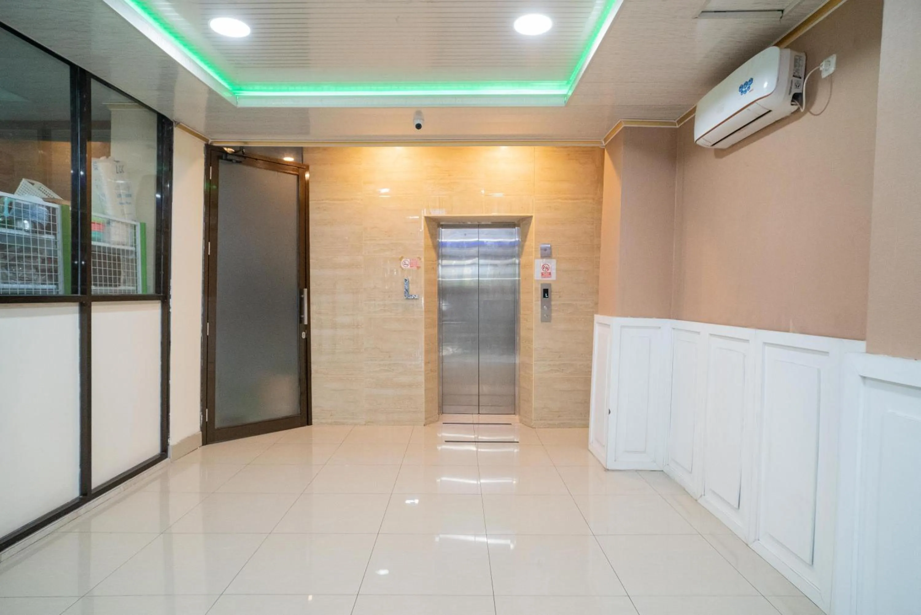 RedDoorz Plus Syariah near Pasar Turi