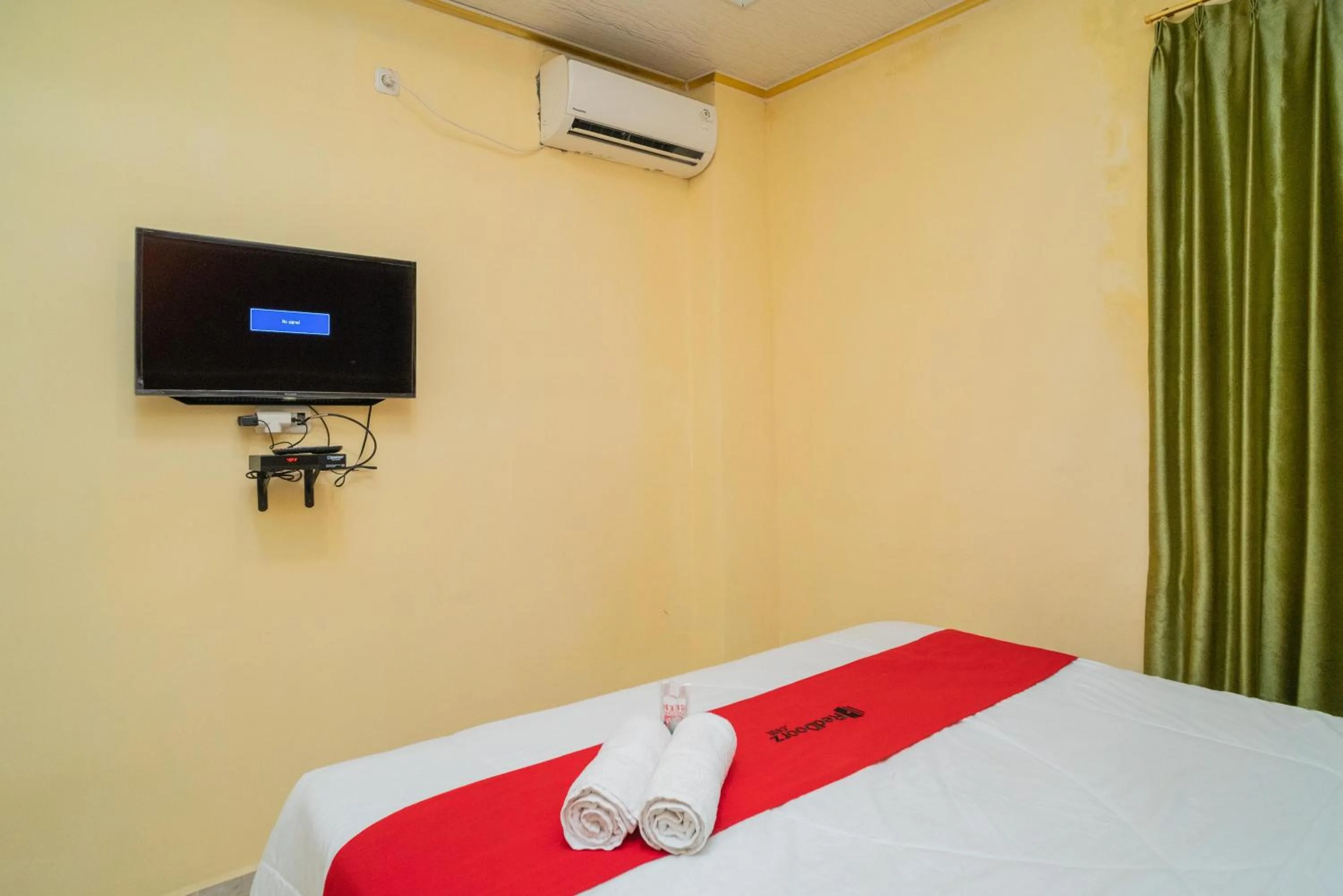 Bed in RedDoorz Plus Syariah near Pasar Turi