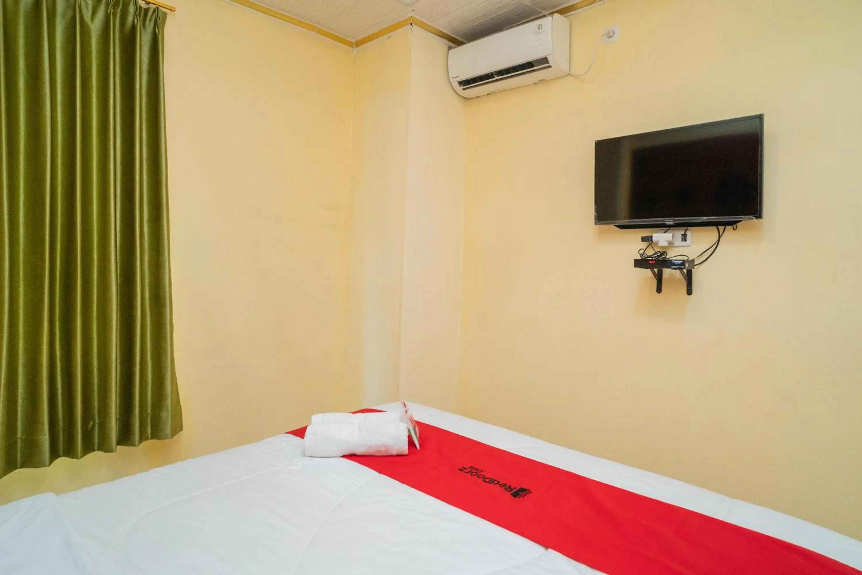 Bed in RedDoorz Plus Syariah near Pasar Turi