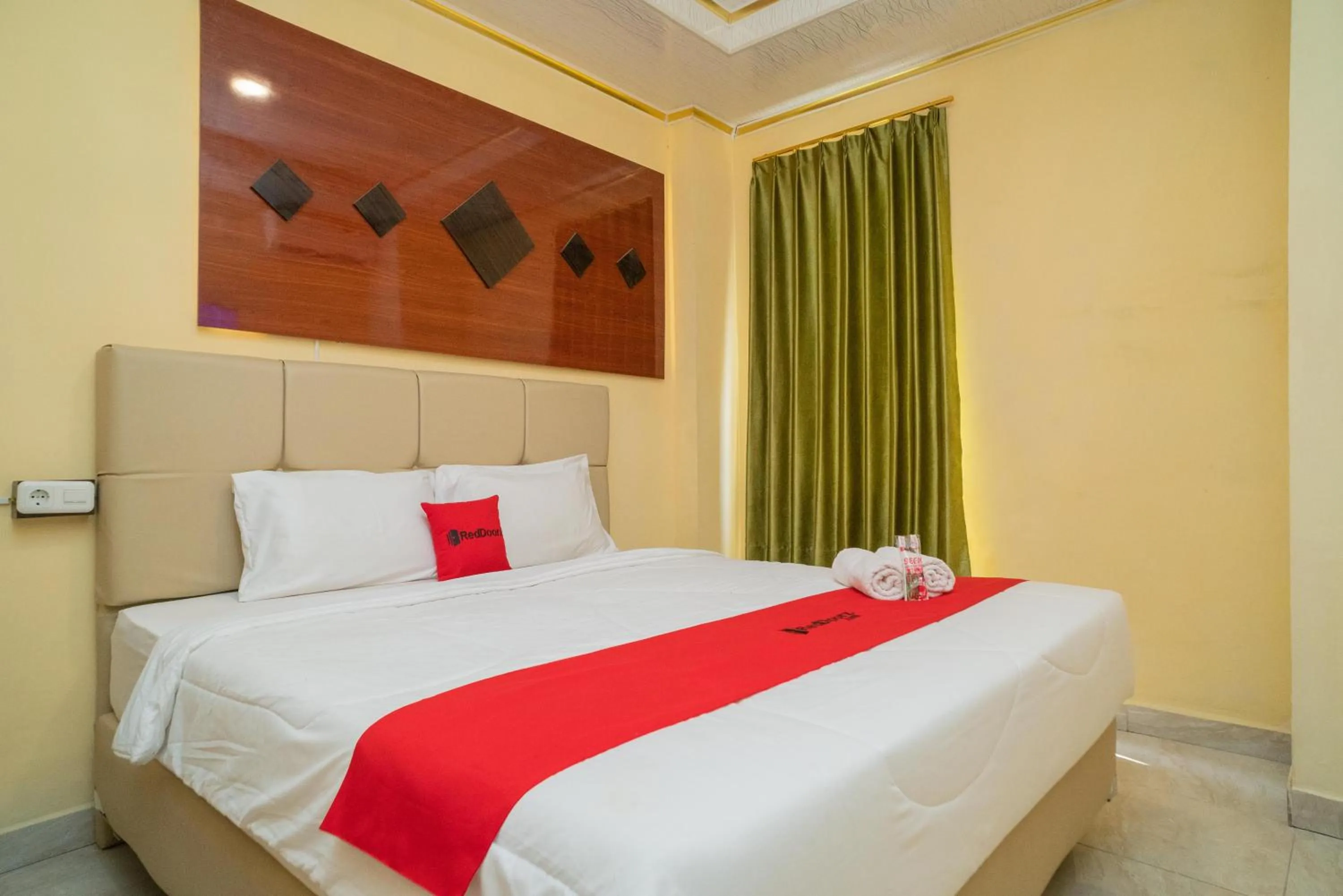 Bed in RedDoorz Plus Syariah near Pasar Turi