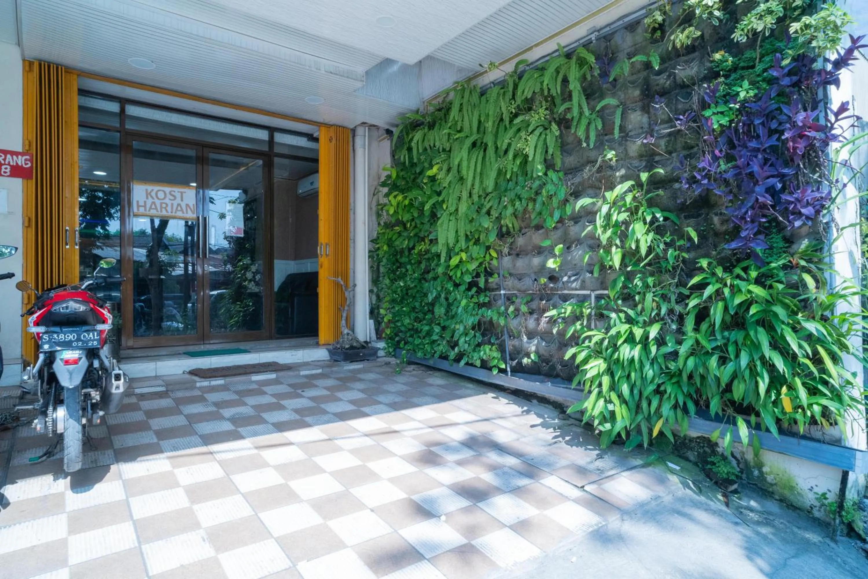 RedDoorz Plus Syariah near Pasar Turi