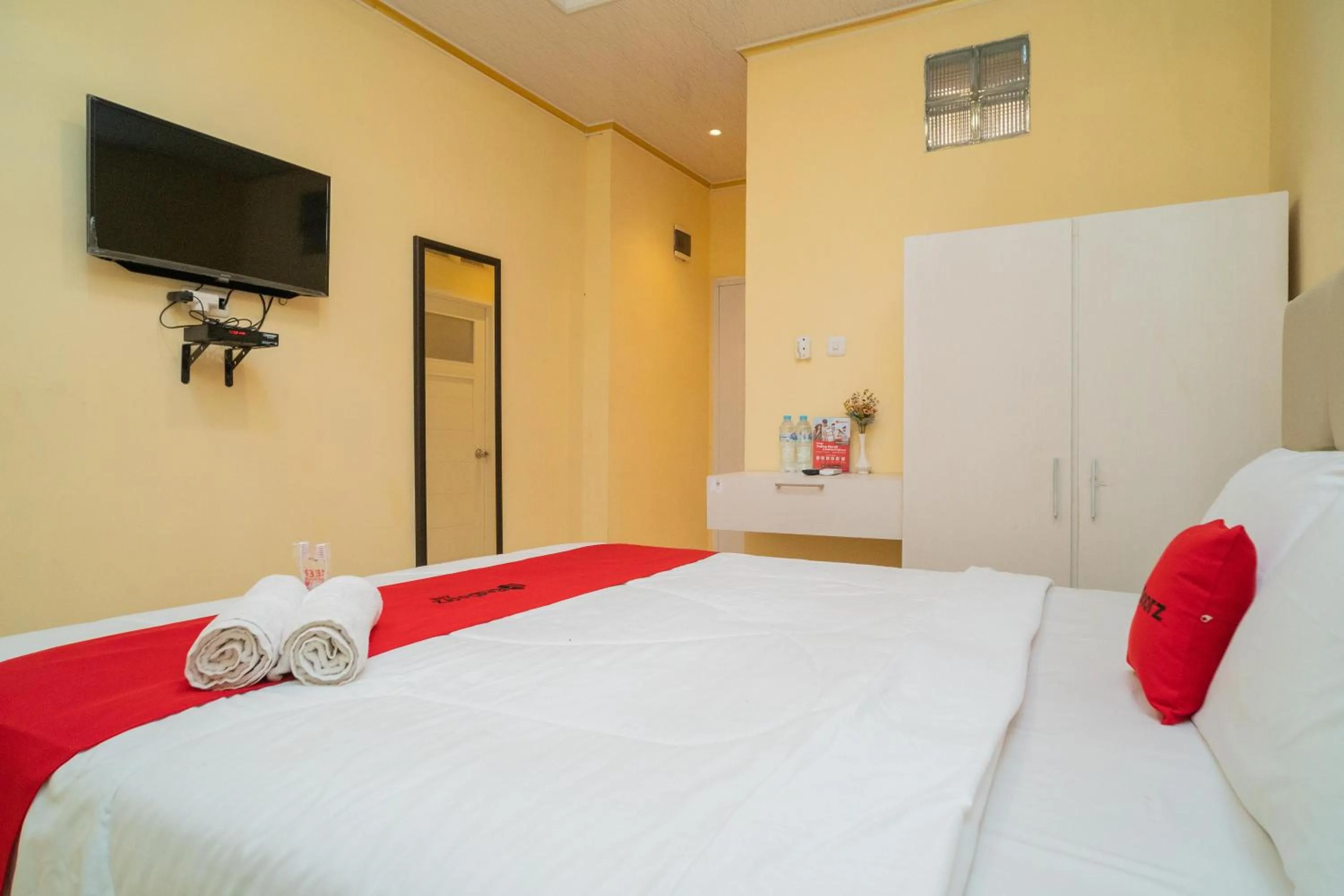 Bed in RedDoorz Plus Syariah near Pasar Turi