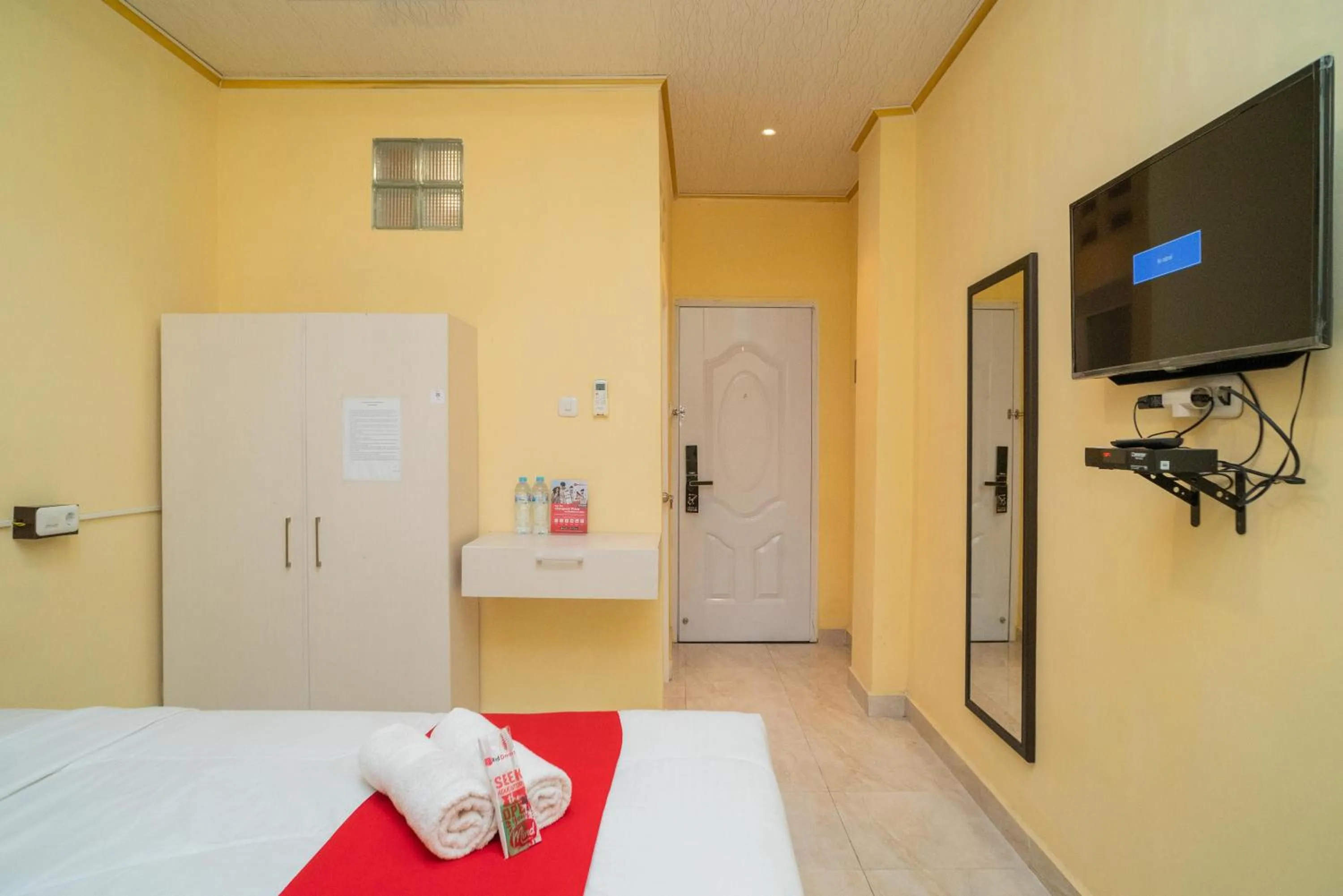 Bed in RedDoorz Plus Syariah near Pasar Turi