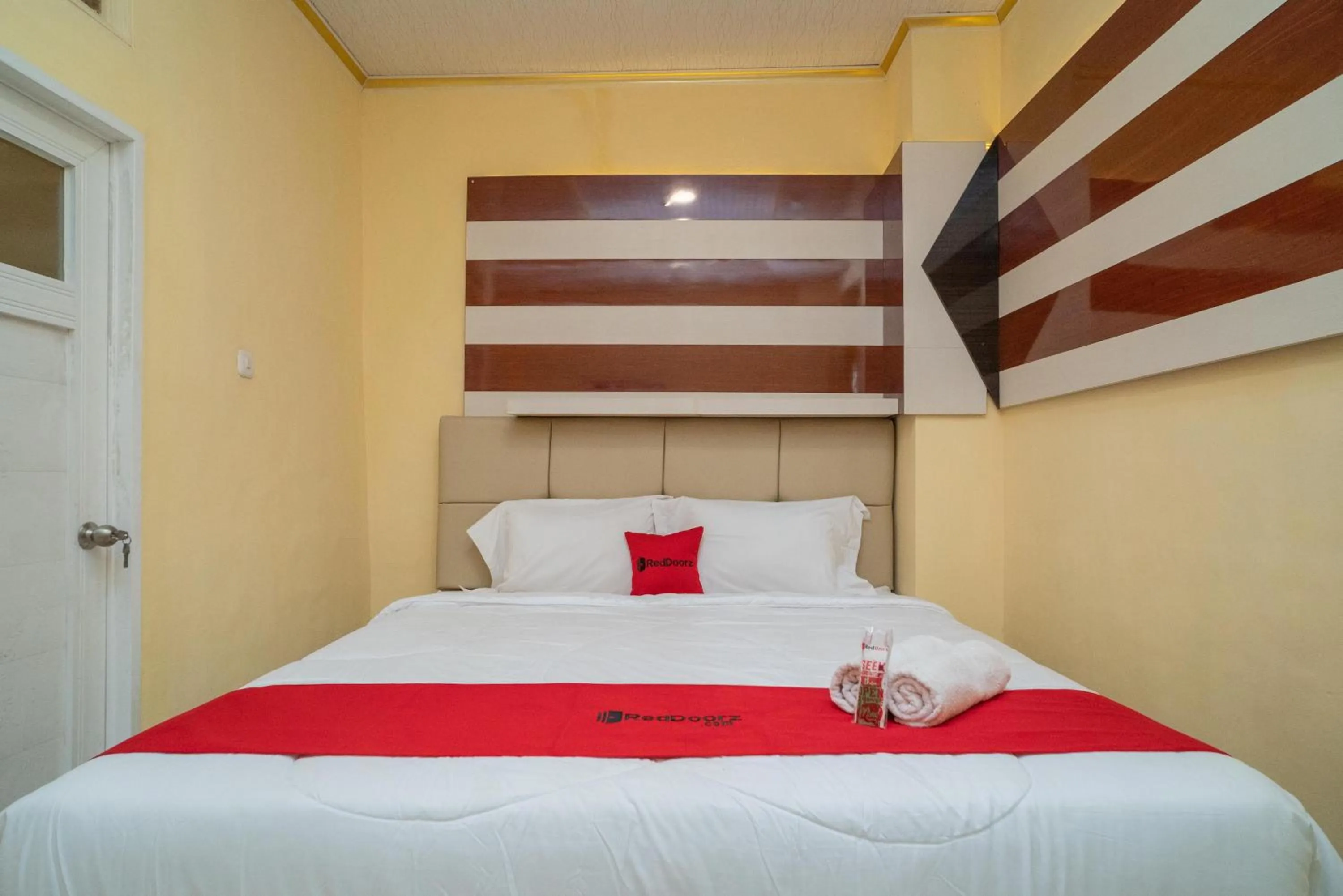 Bed in RedDoorz Plus Syariah near Pasar Turi