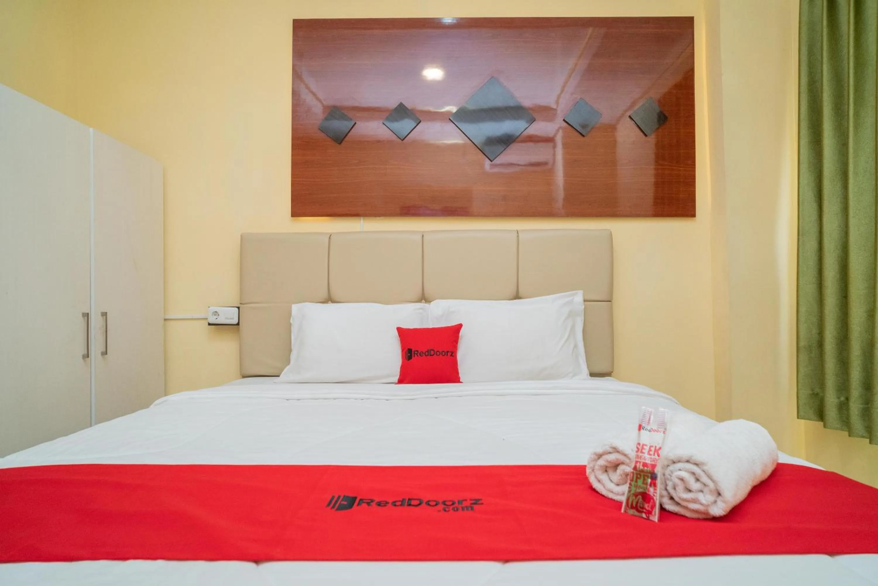 Bed in RedDoorz Plus Syariah near Pasar Turi