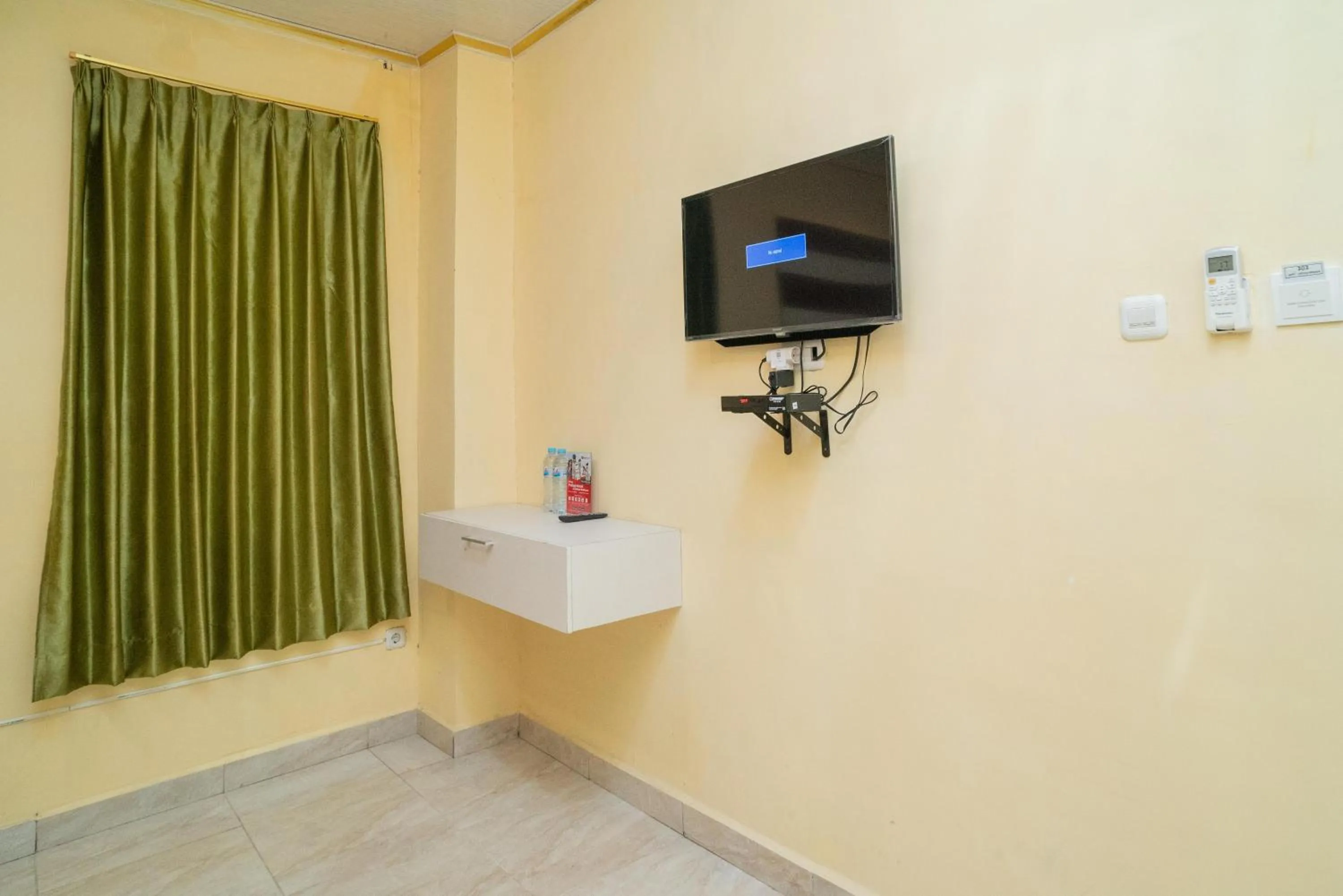 RedDoorz Plus Syariah near Pasar Turi