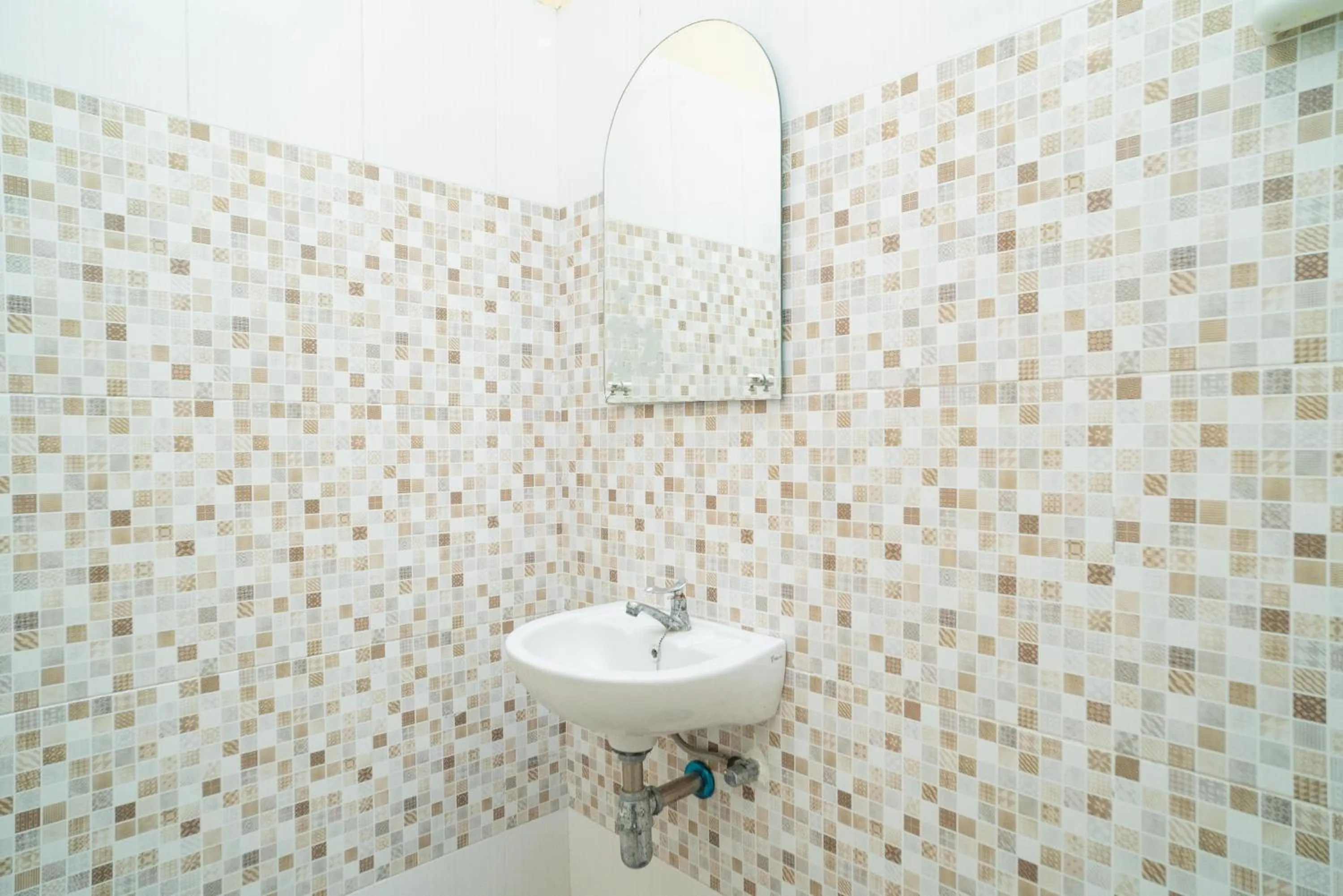 RedDoorz Plus Syariah near Pasar Turi