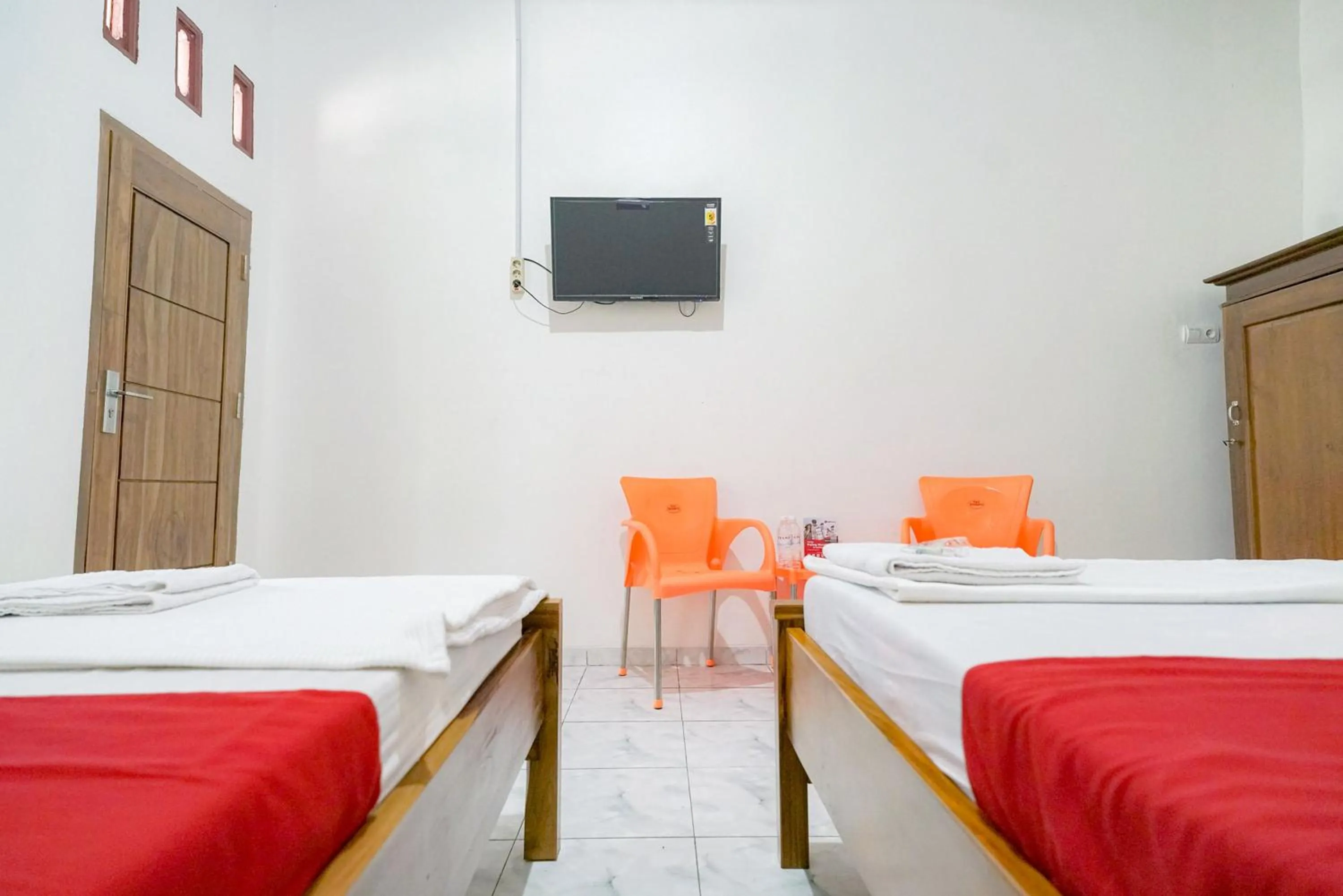 Bedroom, Bed in RedDoorz @ Seputih Jaya Lampung