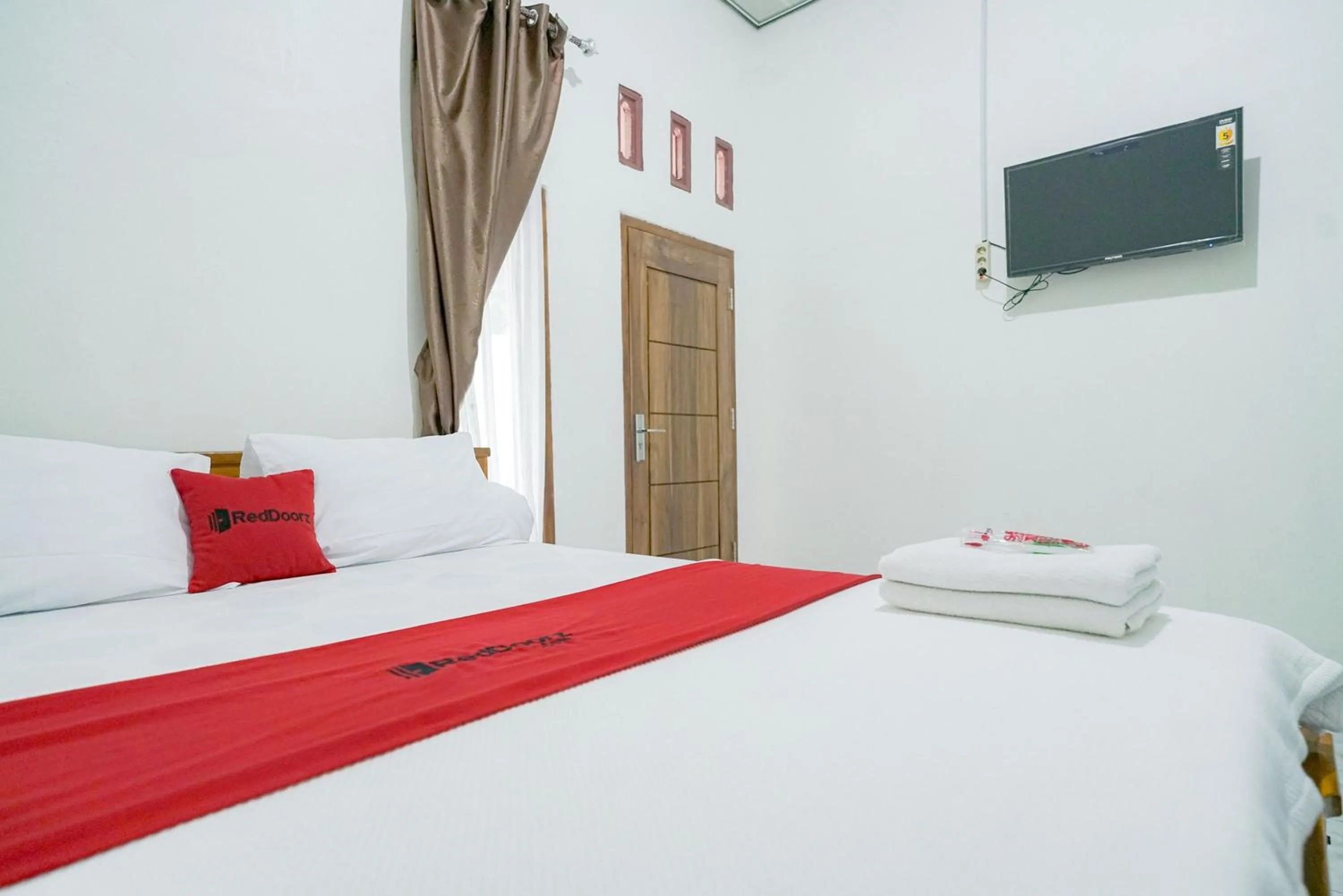 Bedroom, Bed in RedDoorz @ Seputih Jaya Lampung