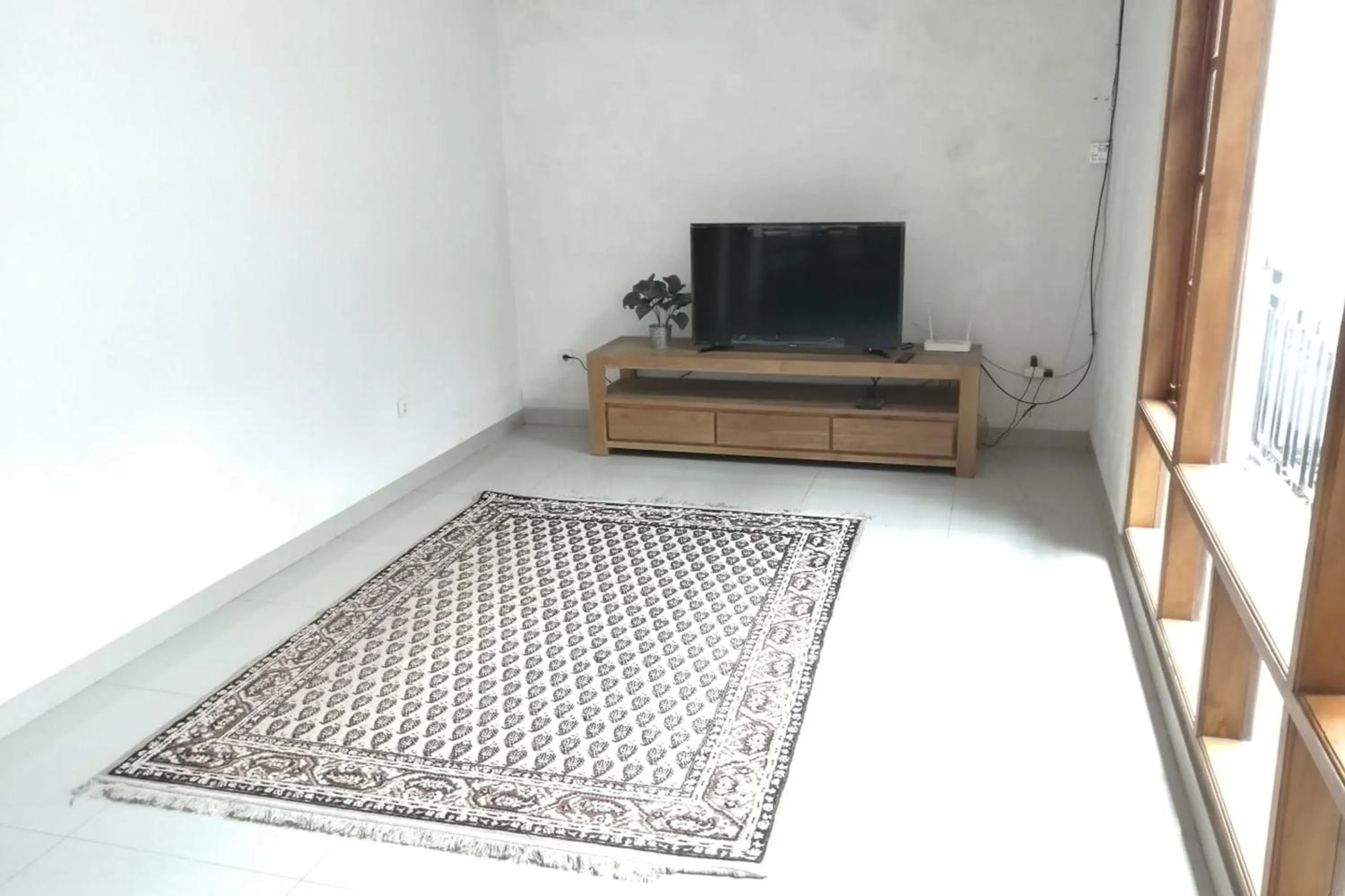 TV and multimedia in Tiray Homestay Syariah Yogyakarta Mitra RedDoorz